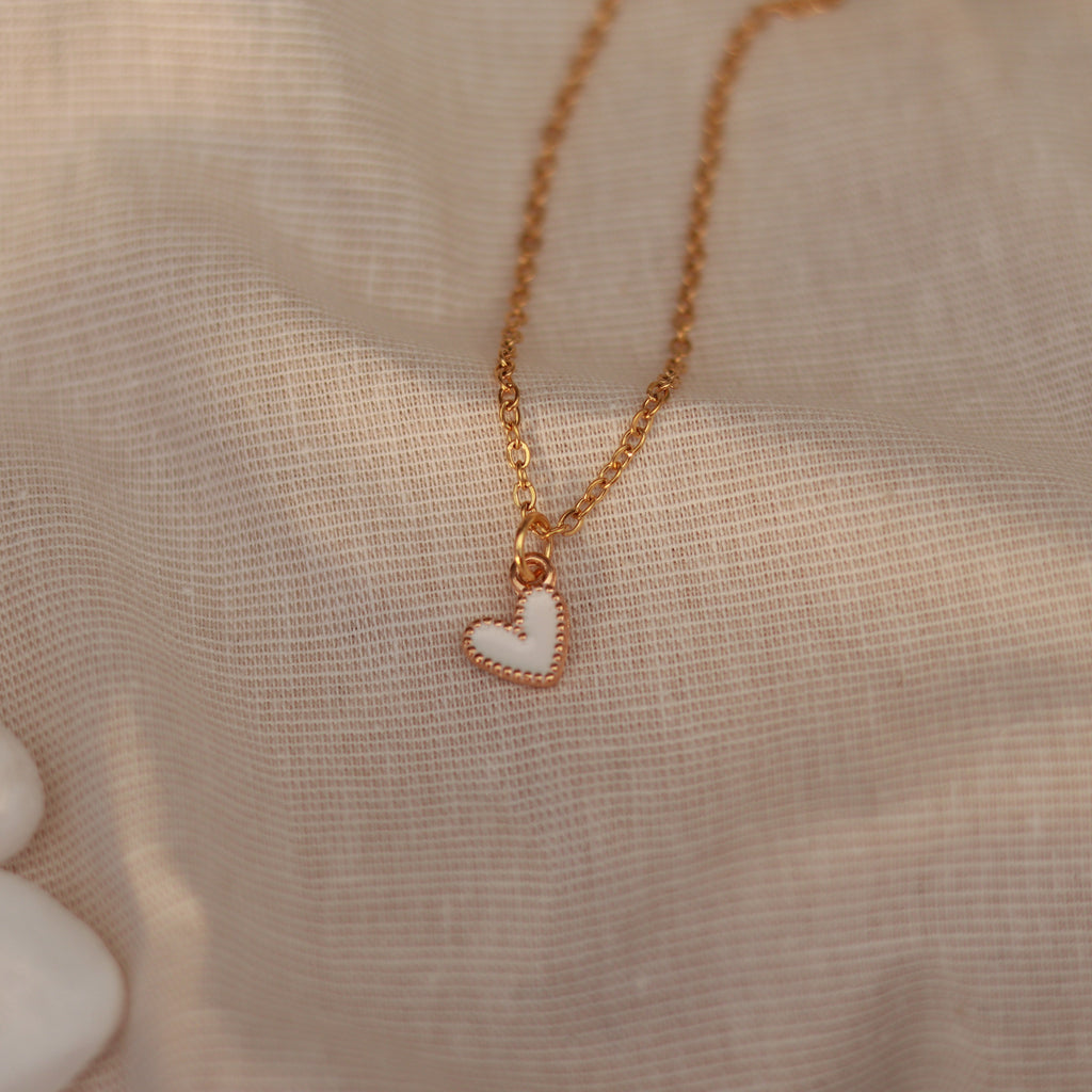 Golden Love | Halskette mit Emaille Herz Anhänger | gold | weiß