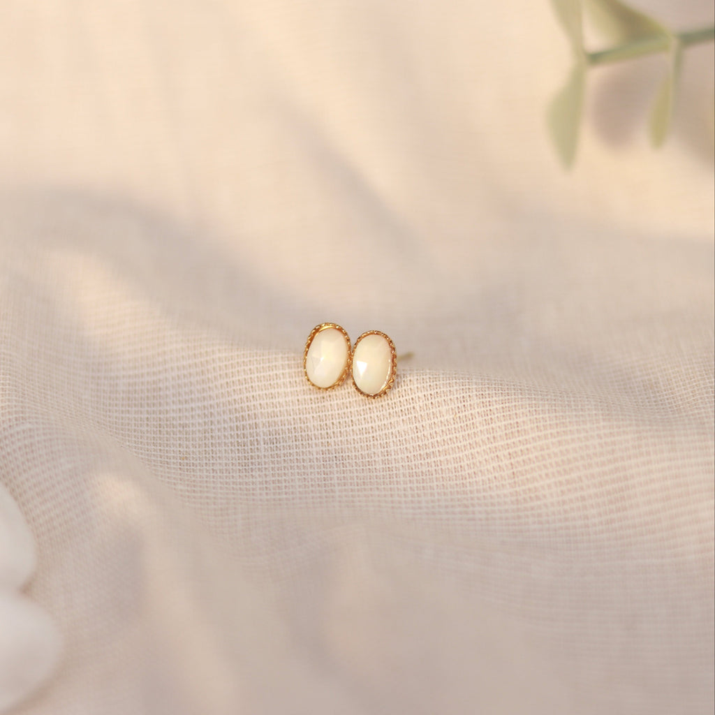 Moon Glow | Mini Ohrstecker | Mondstein | gold | weiß