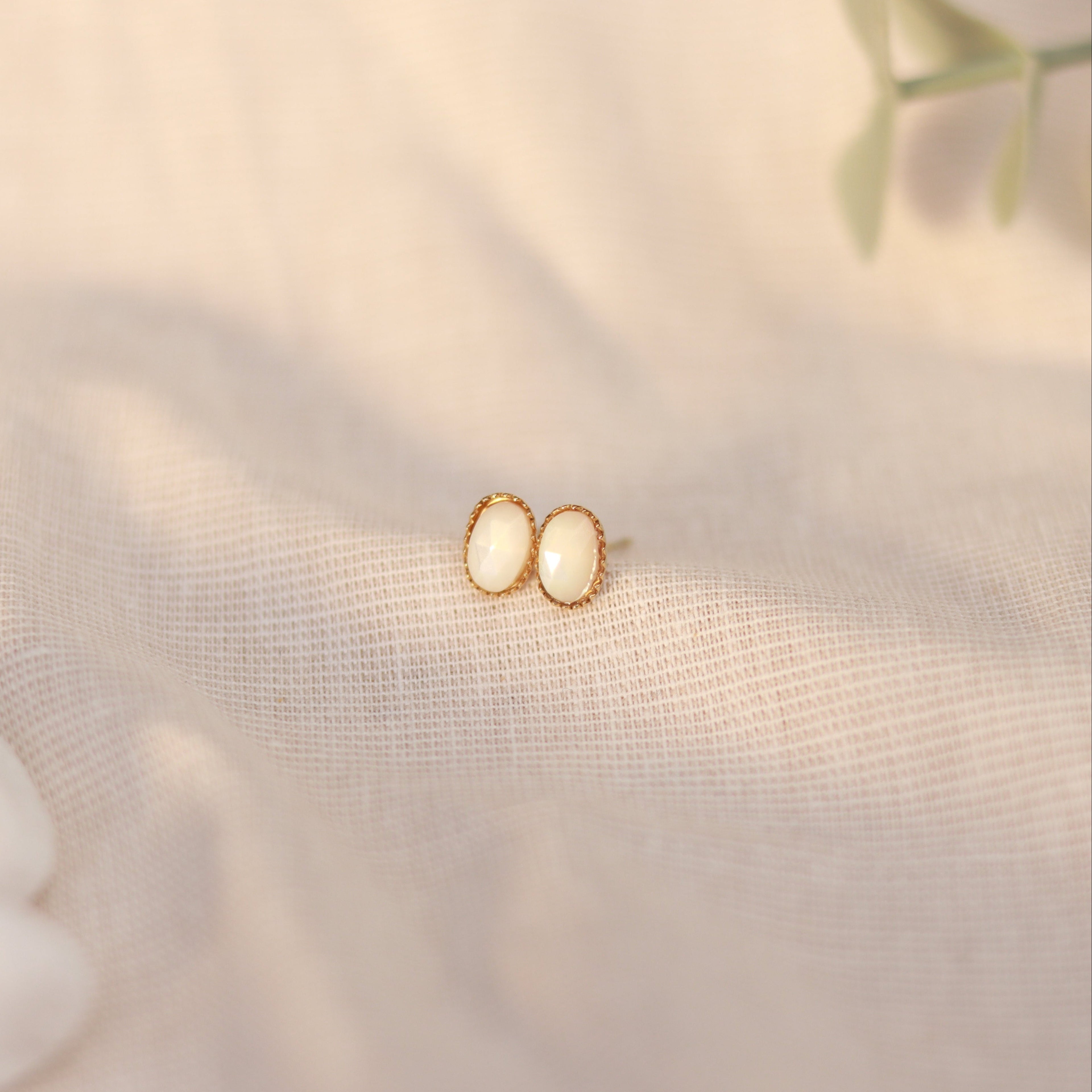 Moon Glow | Mini Ohrstecker | Mondstein | gold | weiß