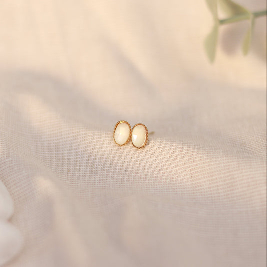 Moon Glow | Mini Ohrstecker | Mondstein | gold | weiß