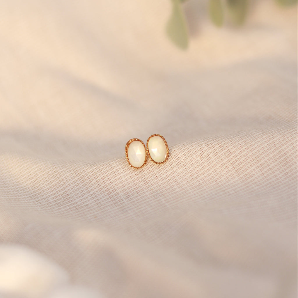 Moon Glow | Mini Ohrstecker | Mondstein | gold | weiß
