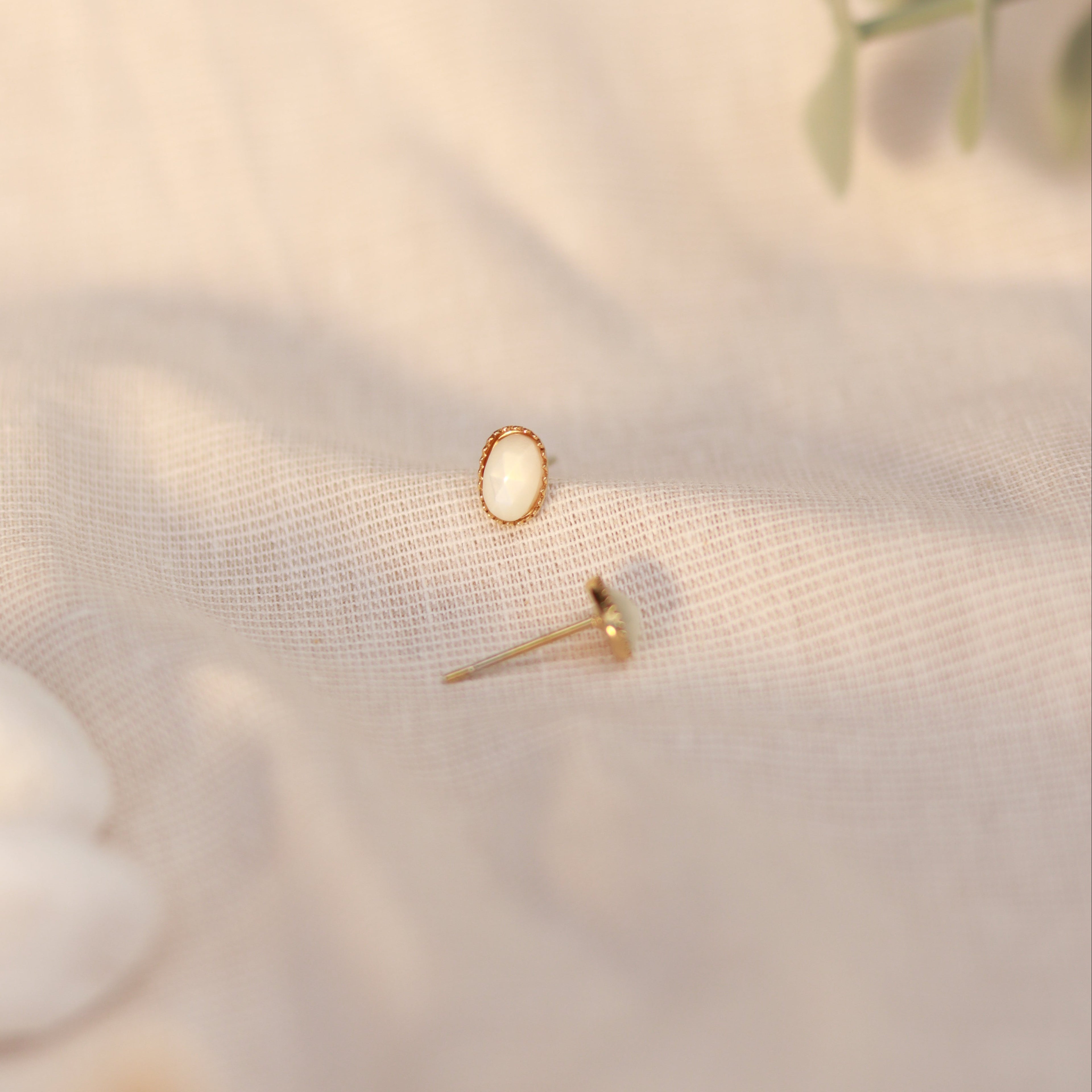 Moon Glow | Mini Ohrstecker | Mondstein | gold | weiß