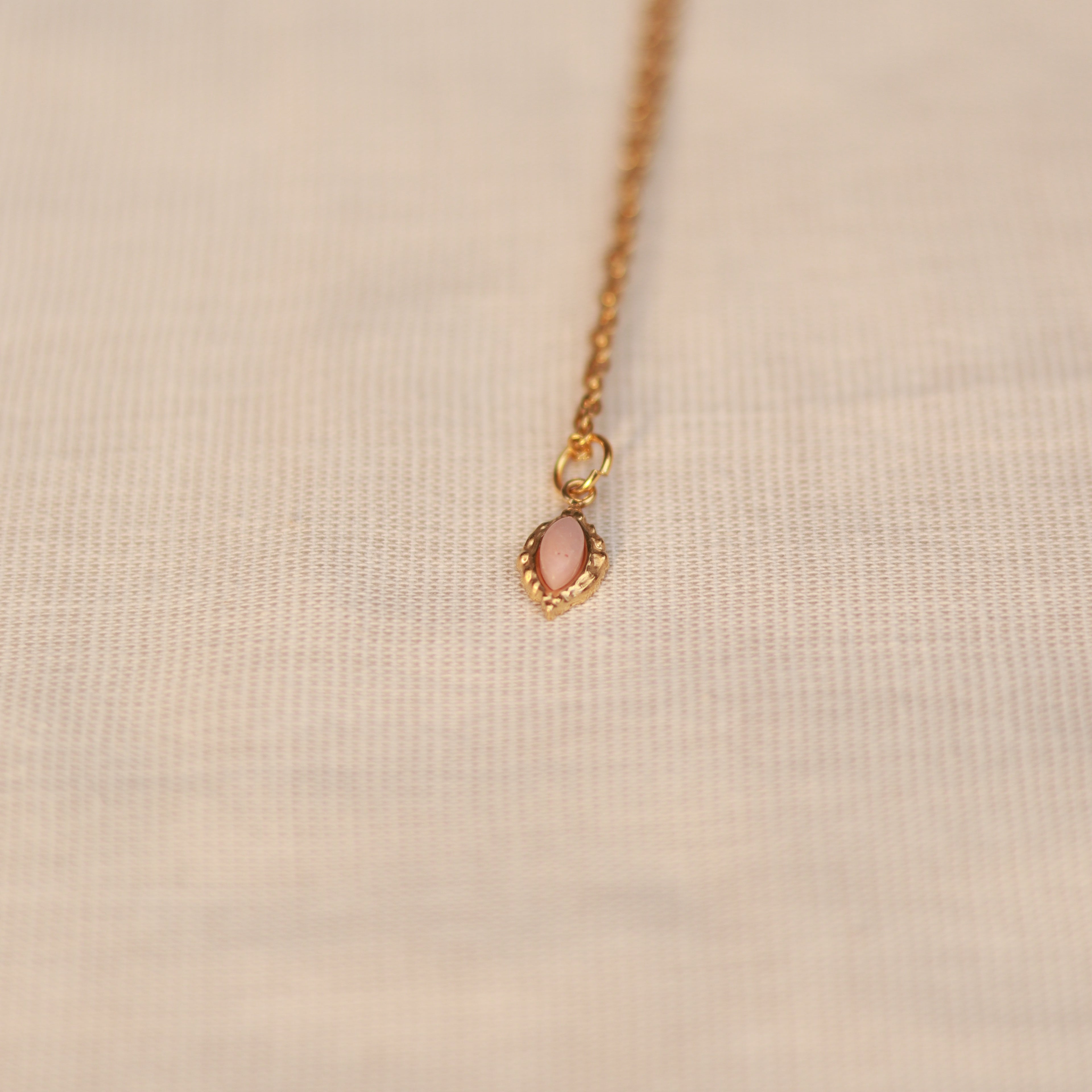 Rosy Charm | Halskette mit feinem Rhodonit Naturstein Anhänger | gold | altrosa