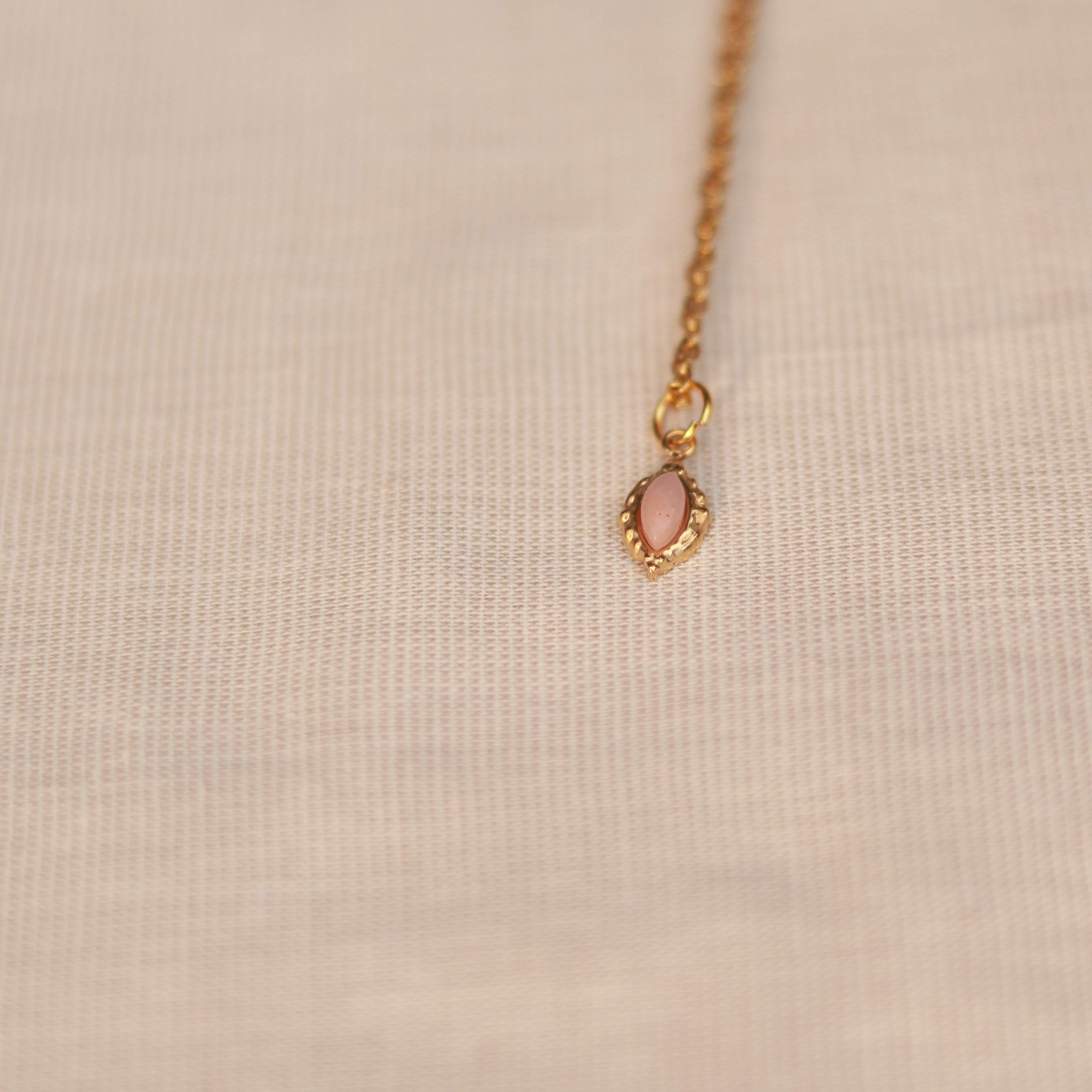 Rosy Charm | Halskette mit feinem Rhodonit Naturstein Anhänger | gold | altrosa