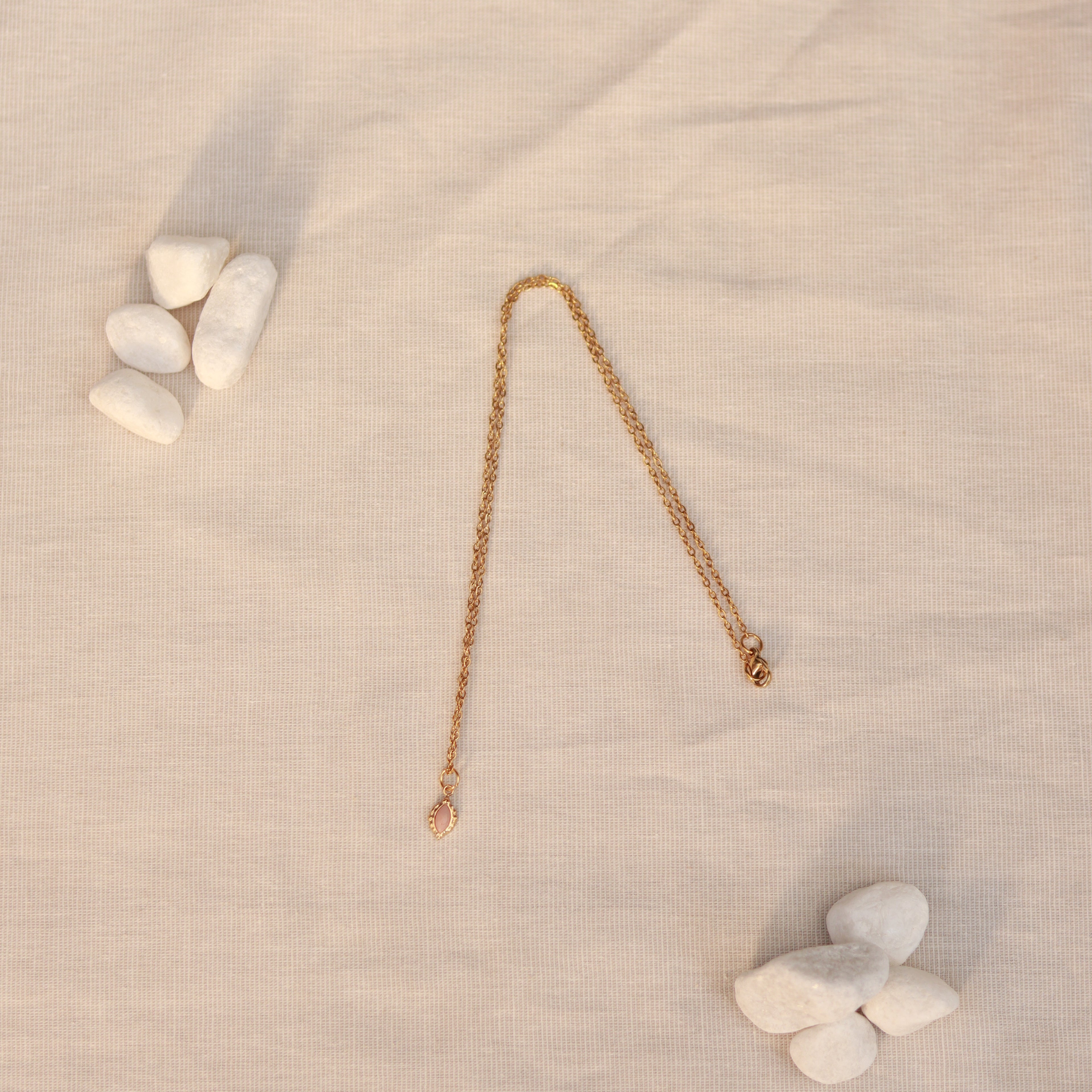 Rosy Charm | Halskette mit feinem Rhodonit Naturstein Anhänger | gold | altrosa