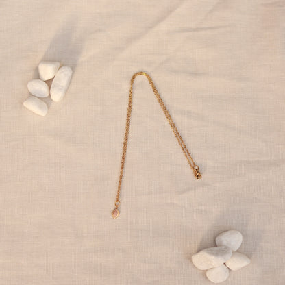 Rosy Charm | Halskette mit feinem Rhodonit Anhänger | gold | altrosa