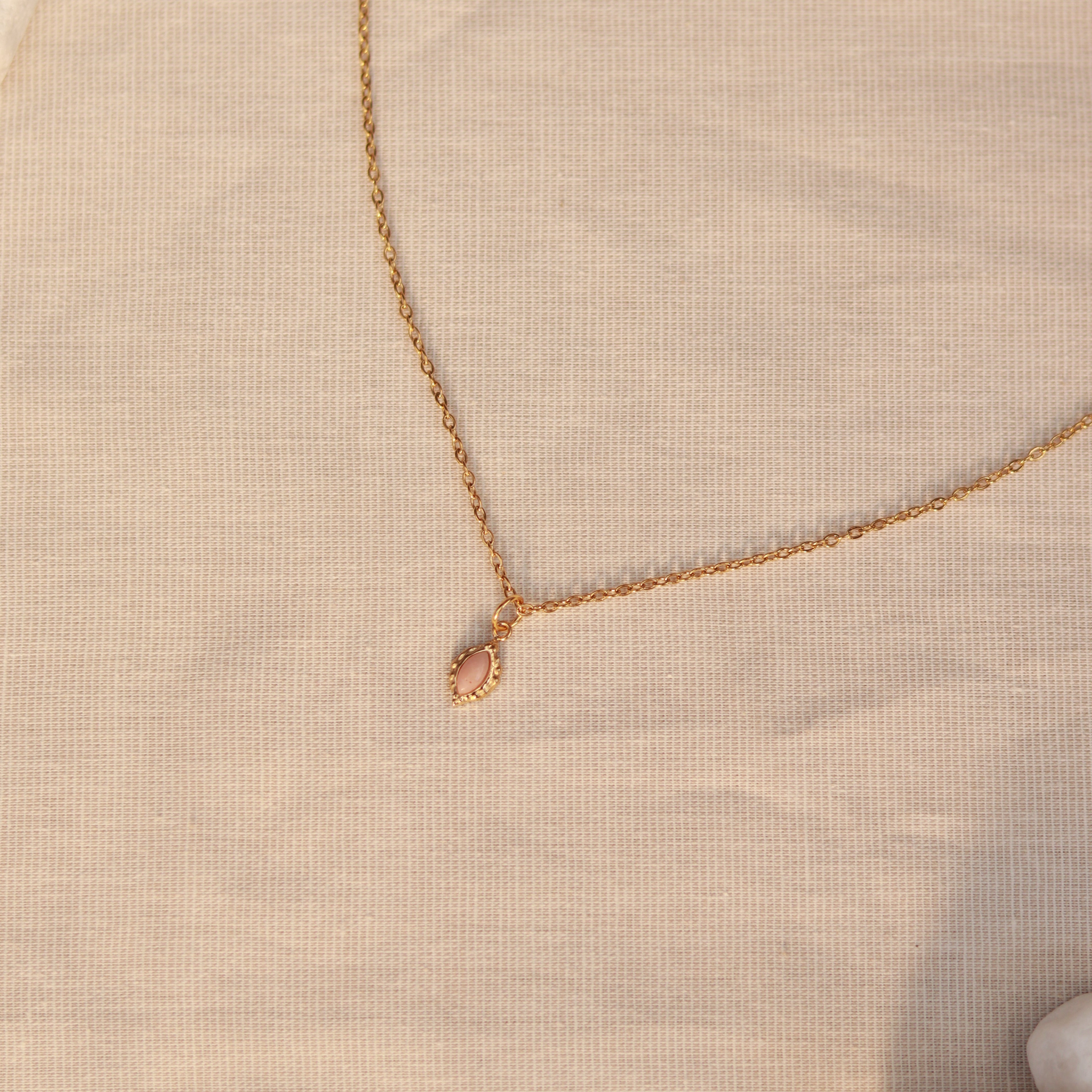 Rosy Charm | Halskette mit feinem Rhodonit Naturstein Anhänger | gold | altrosa