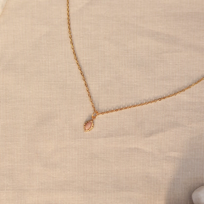 Rosy Charm | Halskette mit feinem Rhodonit Anhänger | gold | altrosa