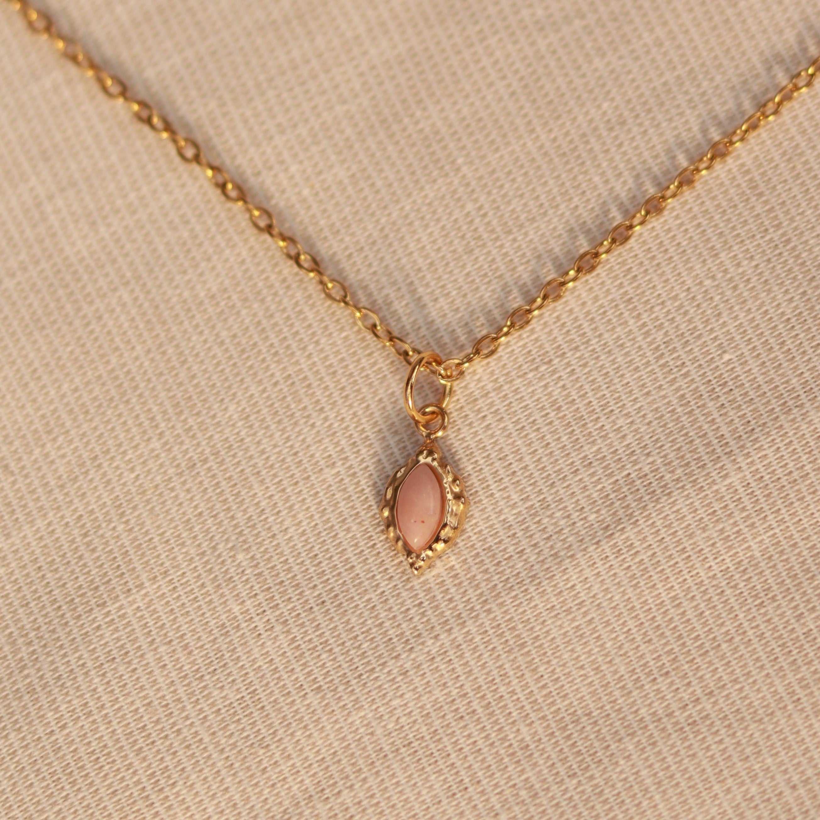 Rosy Charm | Halskette mit feinem Rhodonit Naturstein Anhänger | gold | altrosa