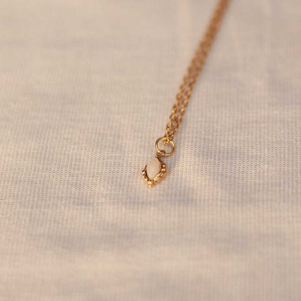 Pure Moonlight | Halskette mit feinem Mondstein Naturstein Anhänger | gold | weiß