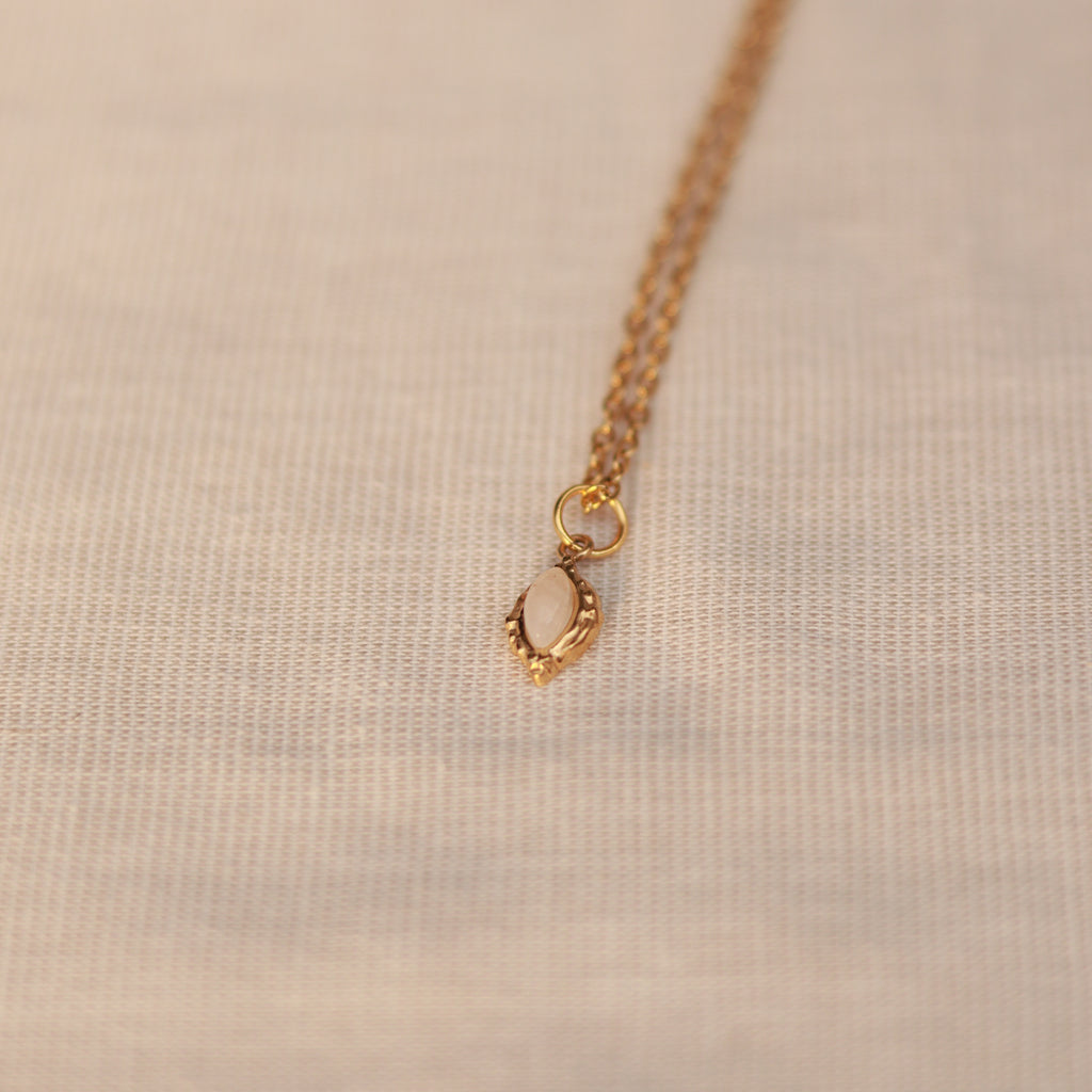 Pure Moonlight | Halskette mit feinem Mondstein Naturstein Anhänger | gold | weiß