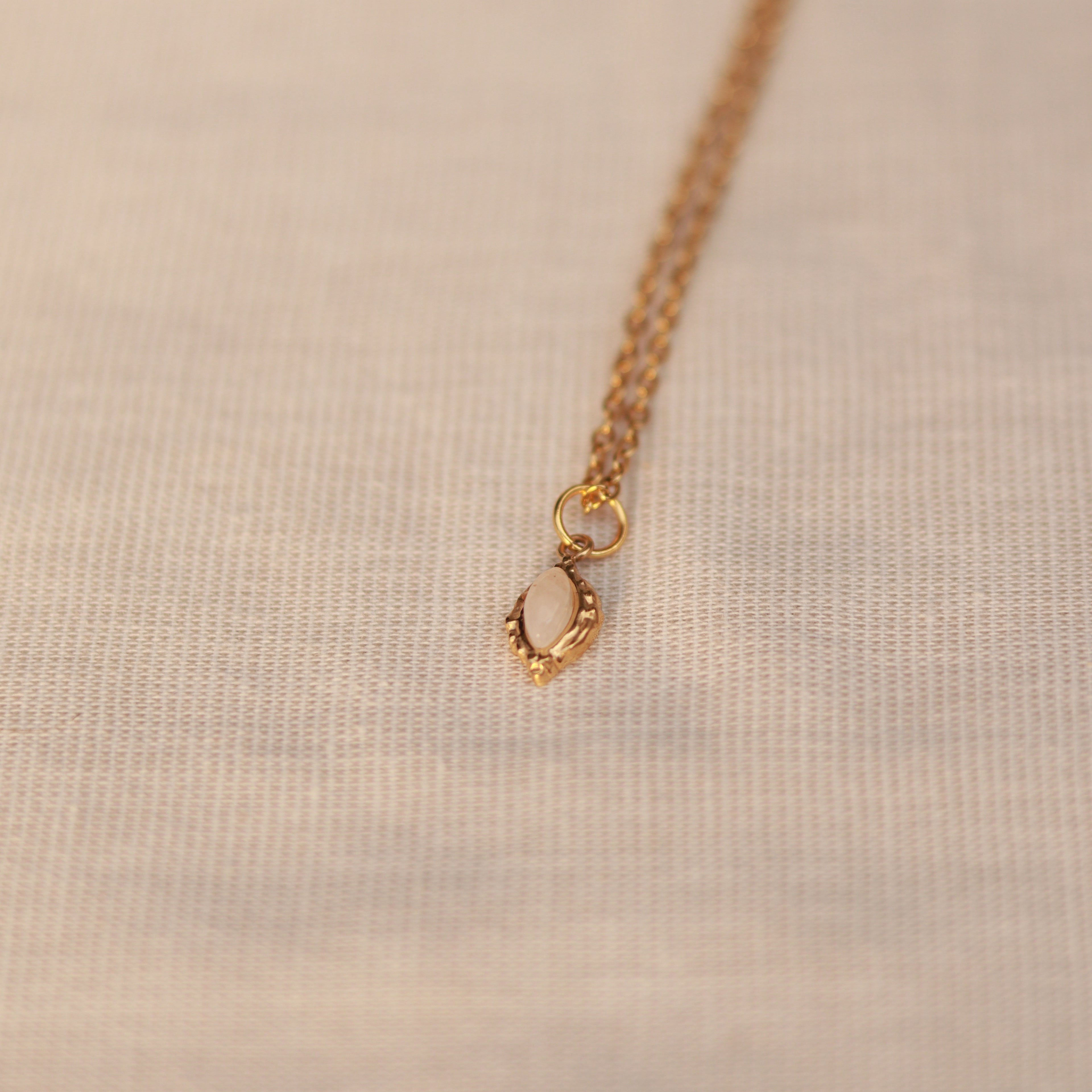 Pure Moonlight | Halskette mit feinem Mondstein Naturstein Anhänger | gold | weiß