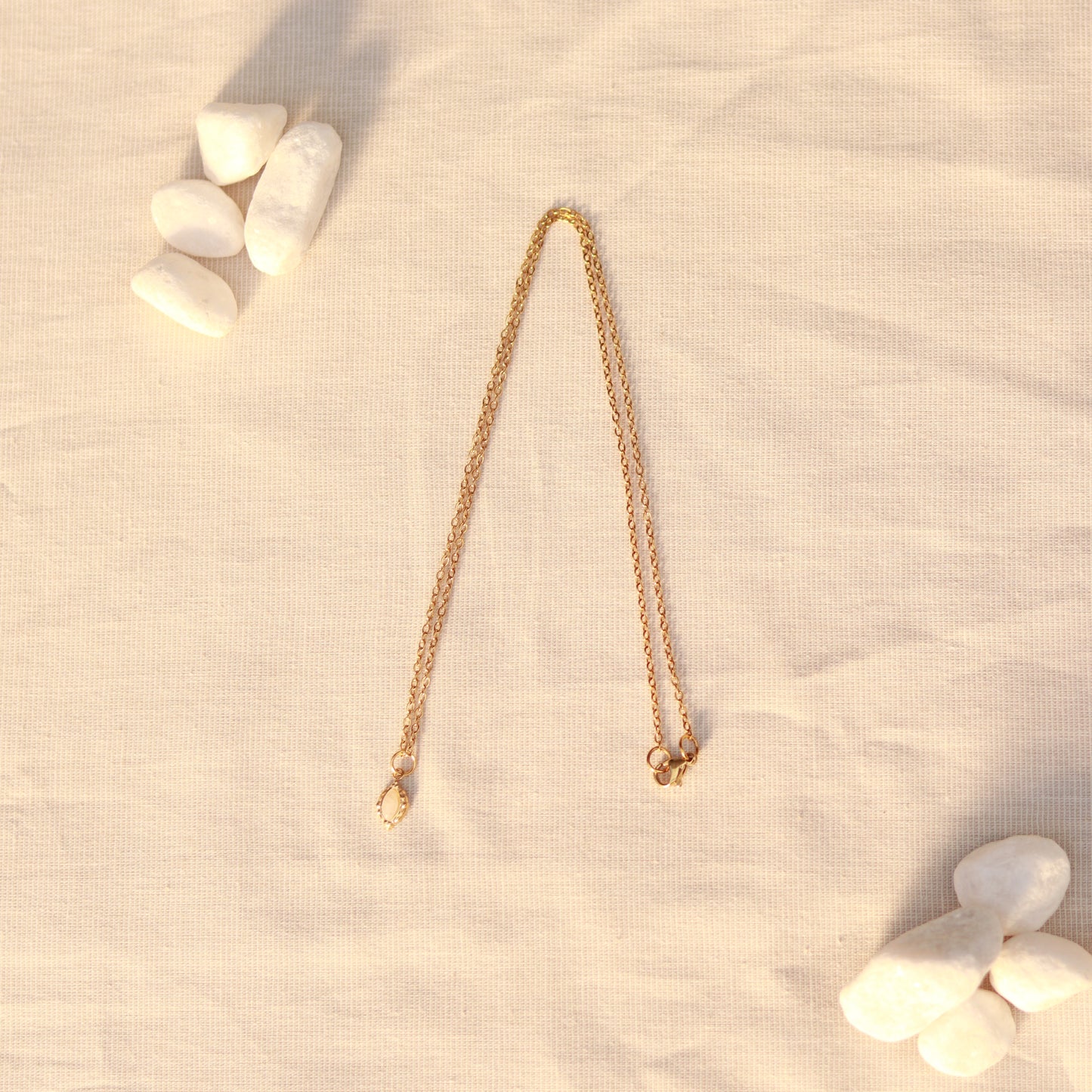 Pure Moonlight | Halskette mit feinem Mondstein Anhänger | gold | weiß