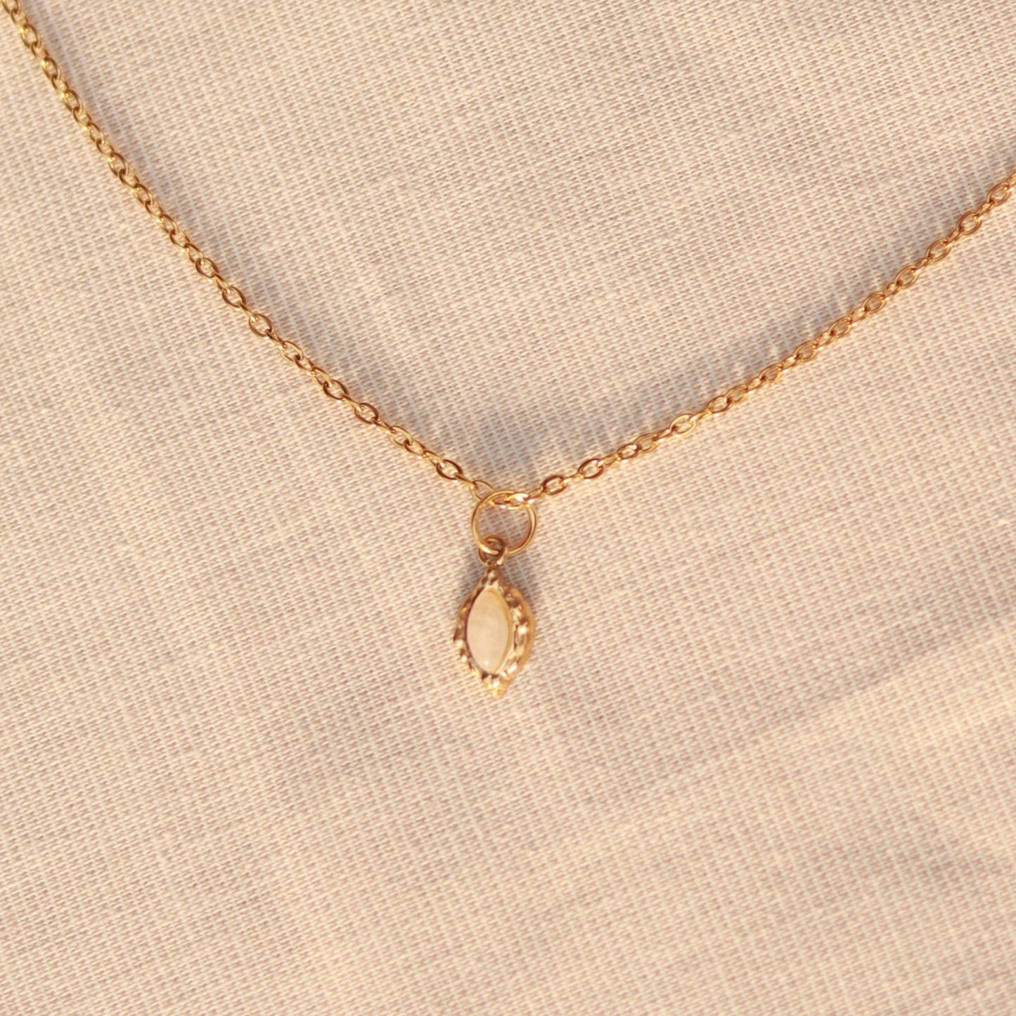 Pure Moonlight | Halskette mit feinem Mondstein Anhänger | gold | weiß