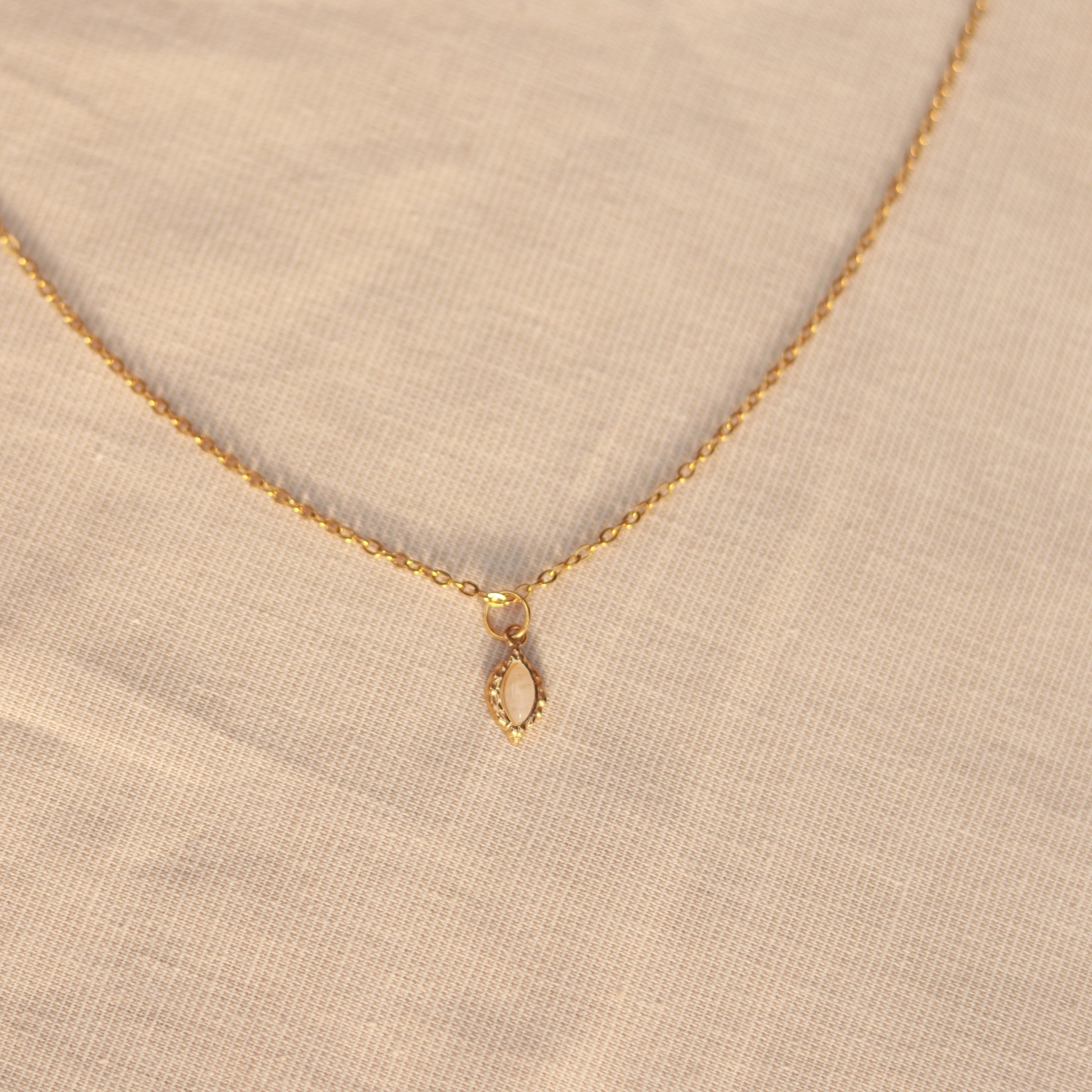 Pure Moonlight | Halskette mit feinem Mondstein Naturstein Anhänger | gold | weiß