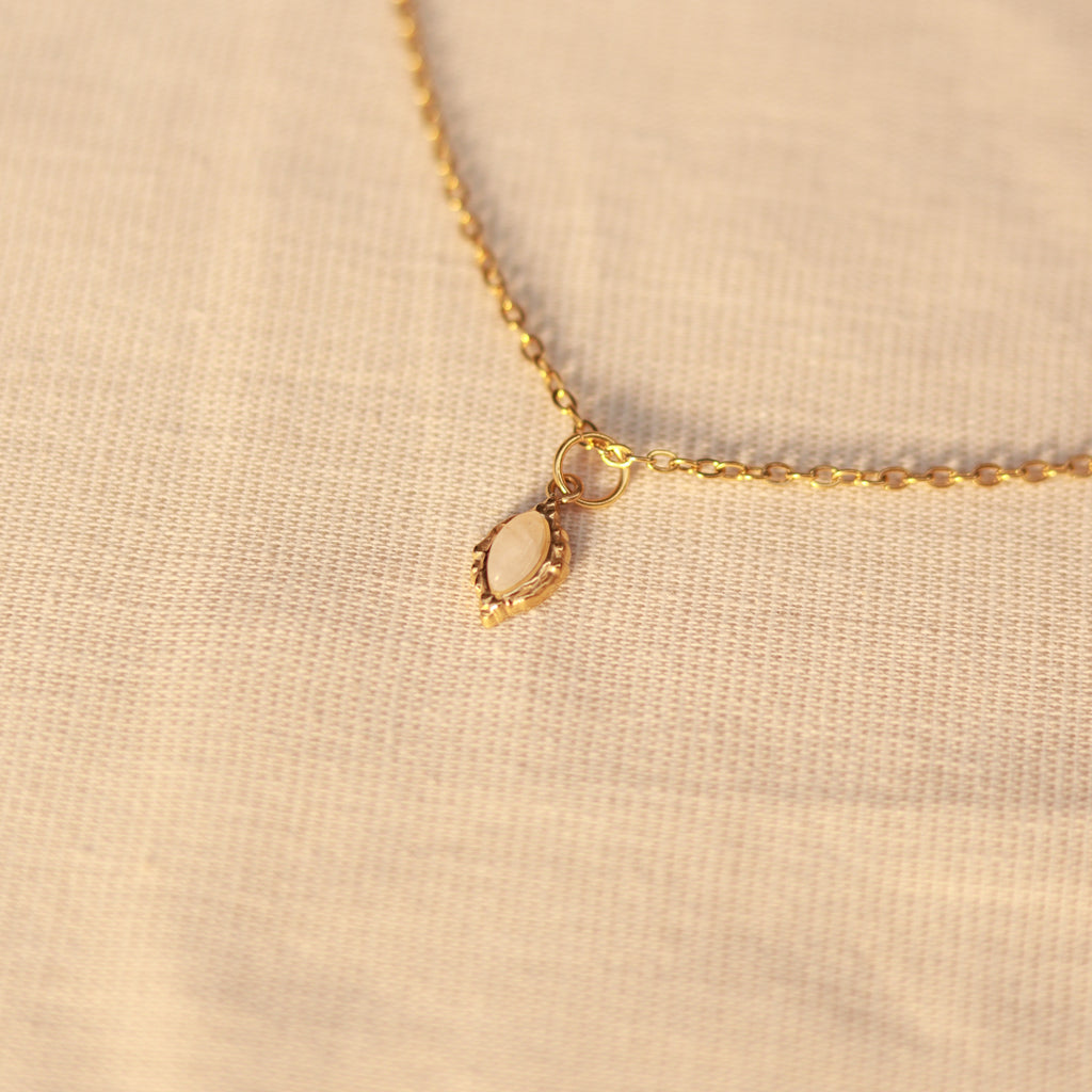 Pure Moonlight | Halskette mit feinem Mondstein Naturstein Anhänger | gold | weiß