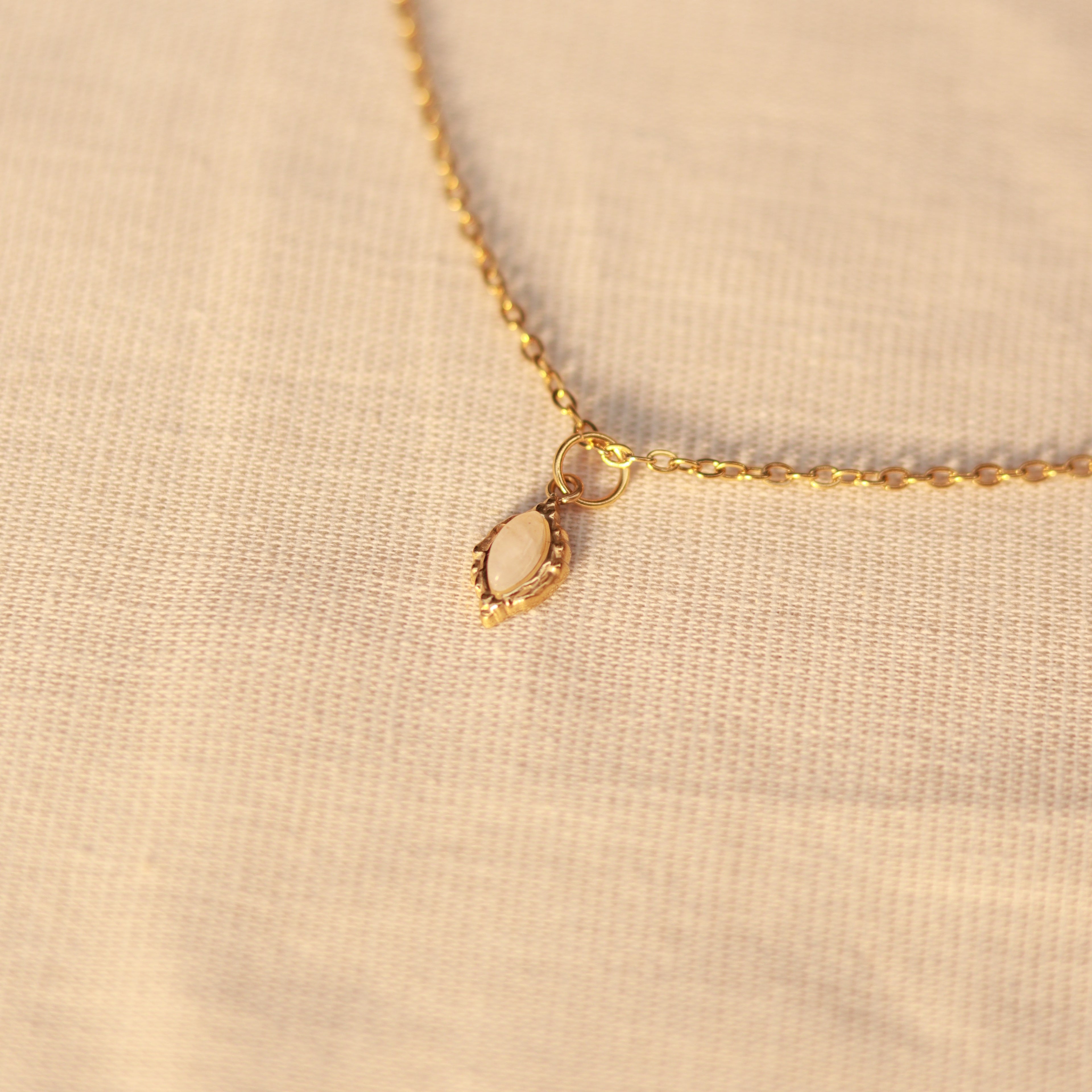 Pure Moonlight | Halskette mit feinem Mondstein Naturstein Anhänger | gold | weiß