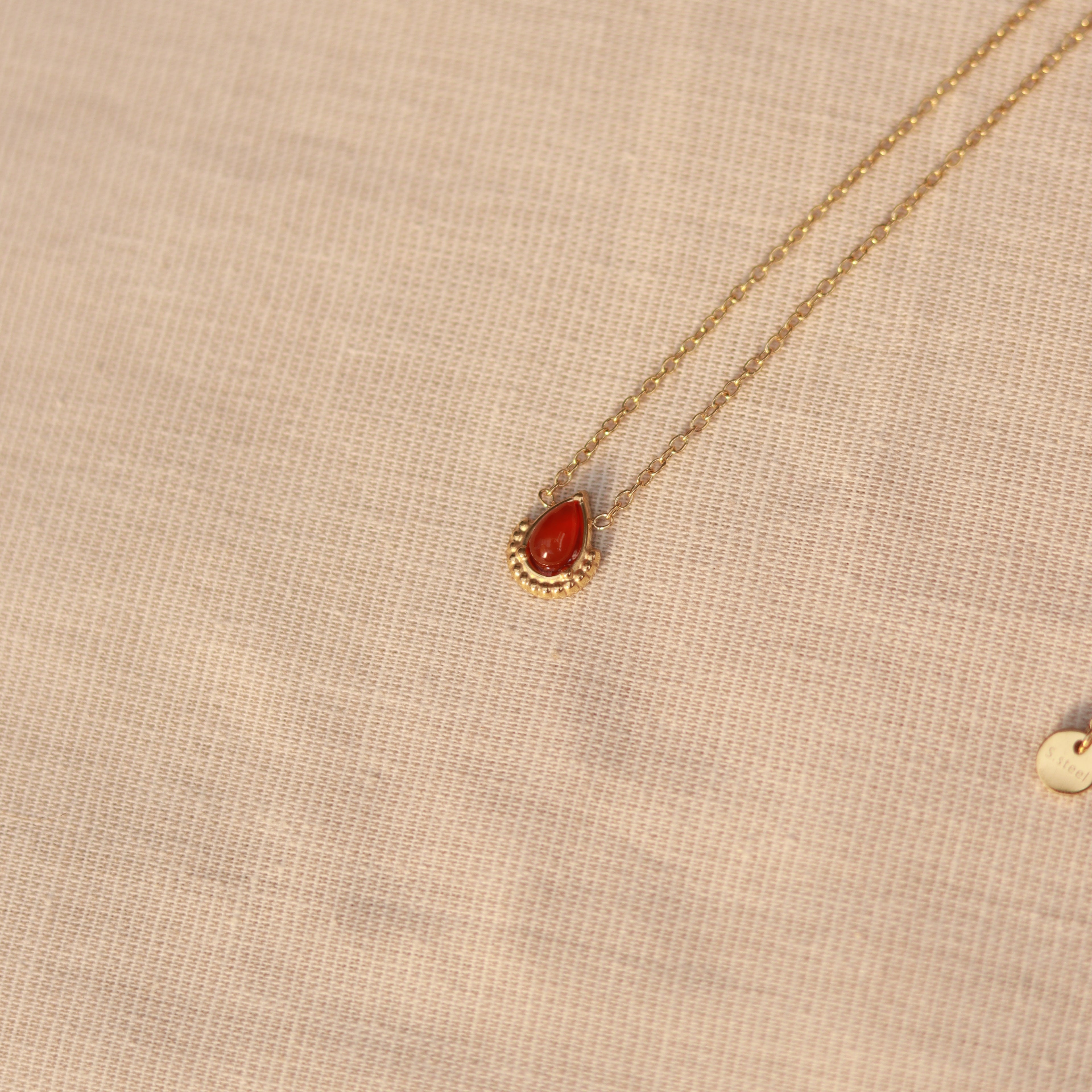 Scarlet Glow | Halskette mit rotem Achat Naturstein Anhänger | gold | rot