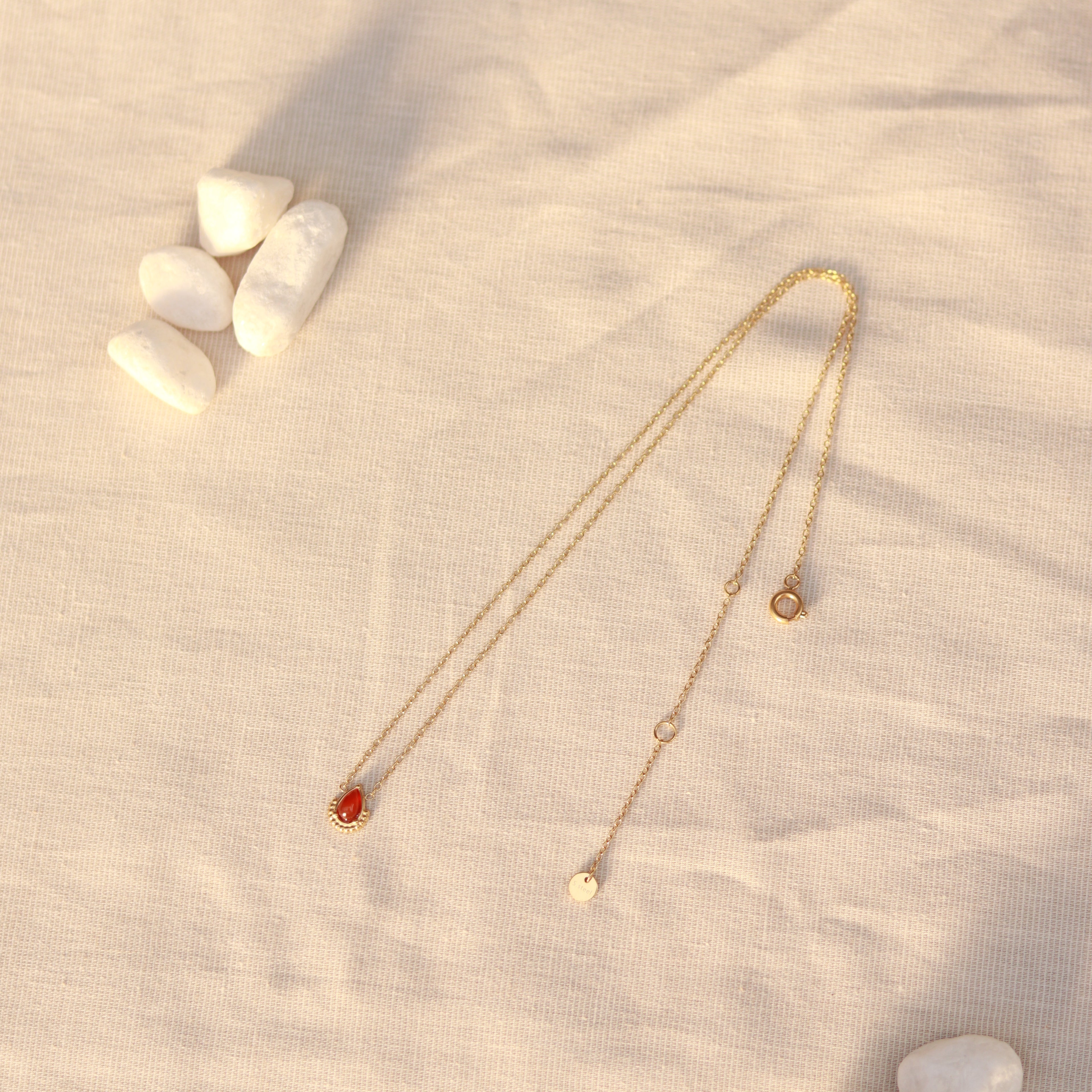Scarlet Glow | Halskette mit rotem Achat Naturstein Anhänger | gold | rot