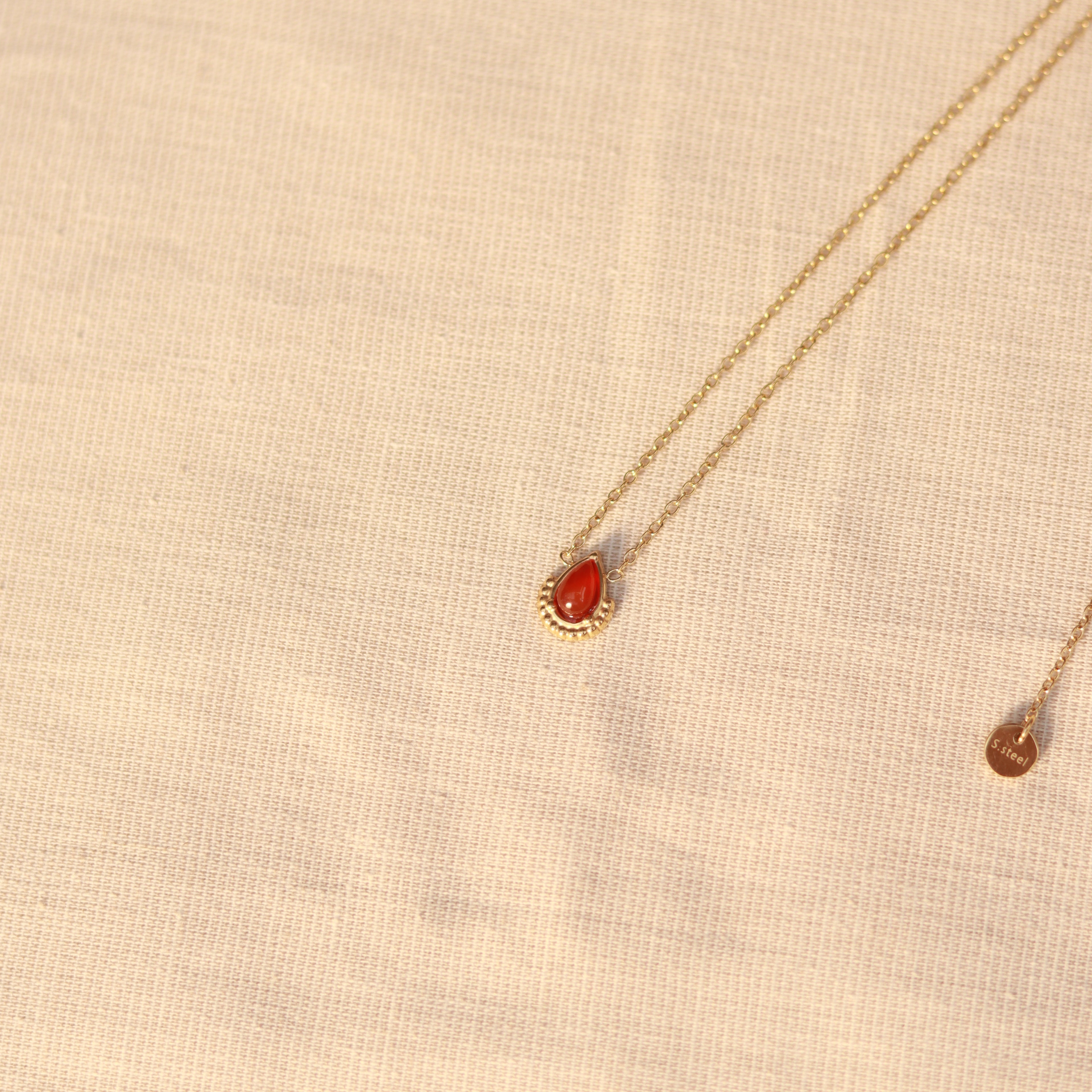 Scarlet Glow | Halskette mit rotem Achat Naturstein Anhänger | gold | rot