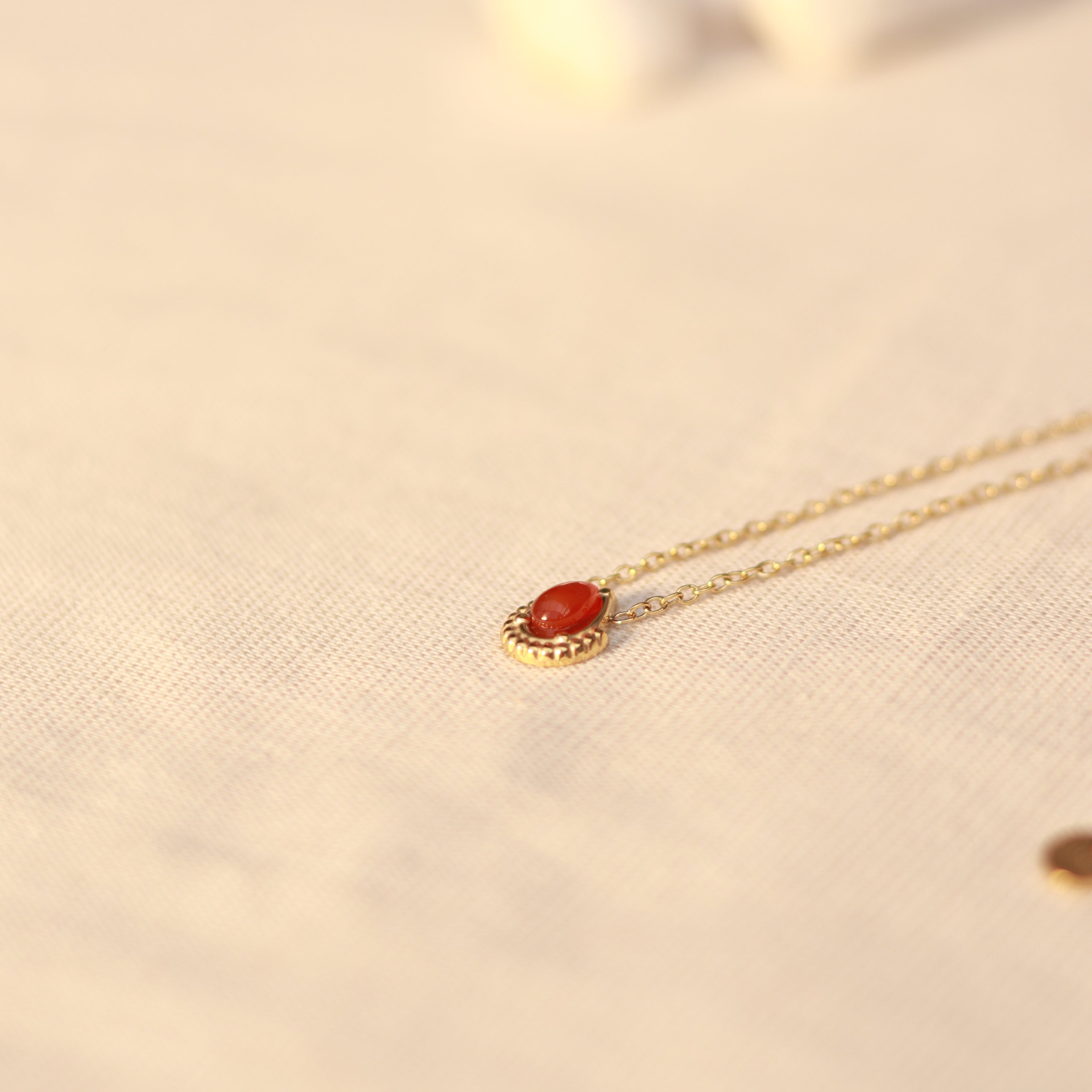 Scarlet Glow | Halskette mit rotem Achat Naturstein Anhänger | gold | rot