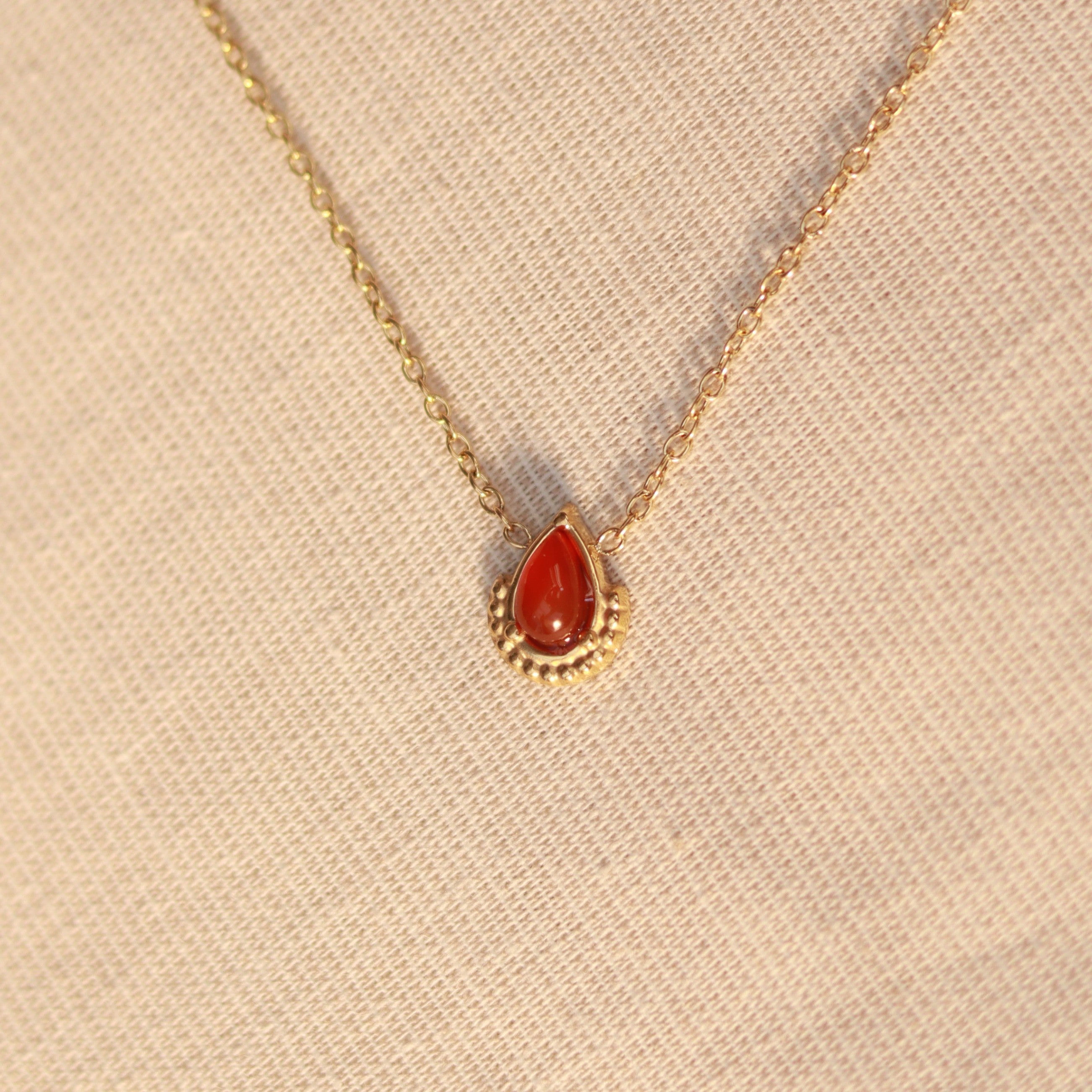 Scarlet Glow | Halskette mit rotem Achat Naturstein Anhänger | gold | rot