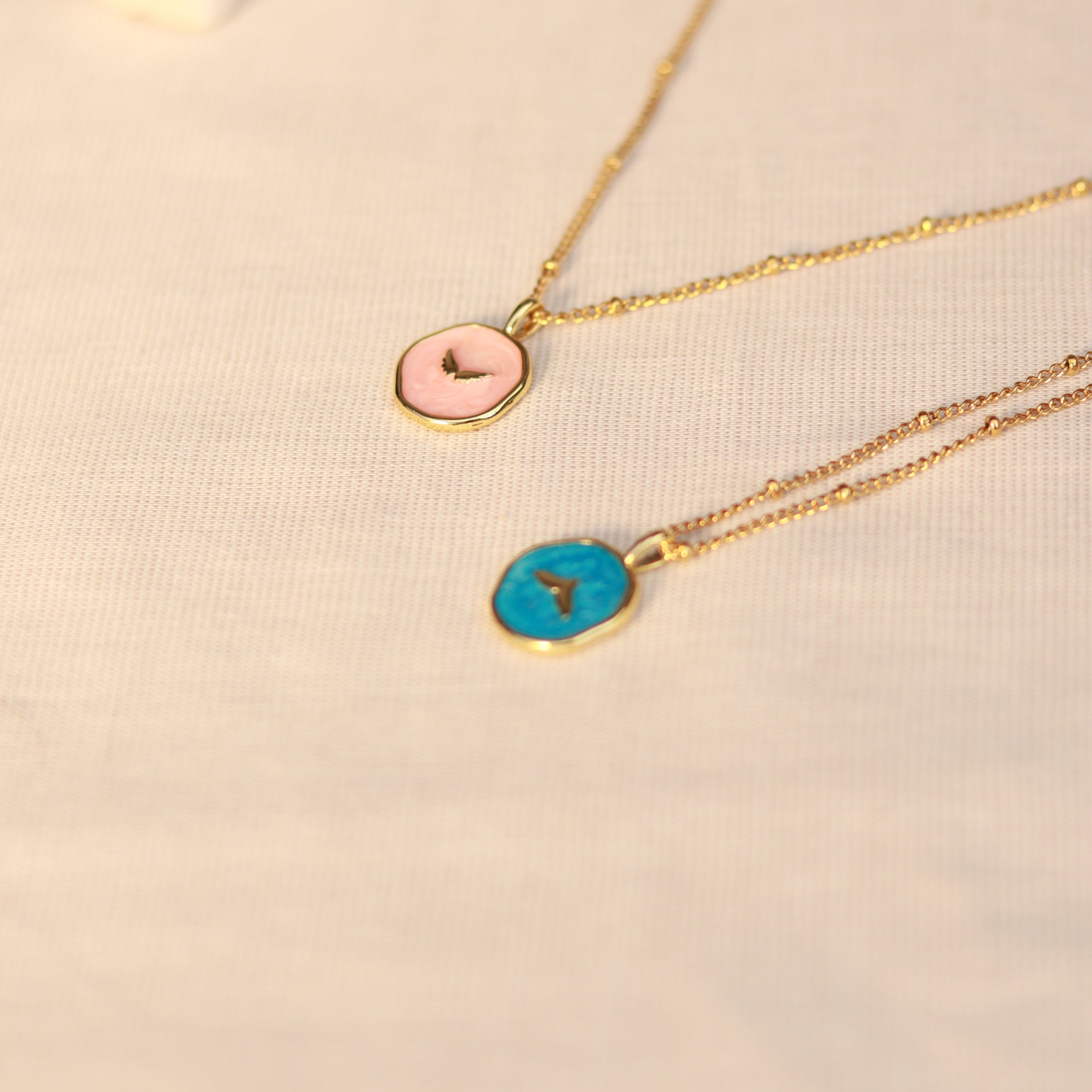 Ocean Dream | Halskette mit Emaille Anhänger Walflosse | gold