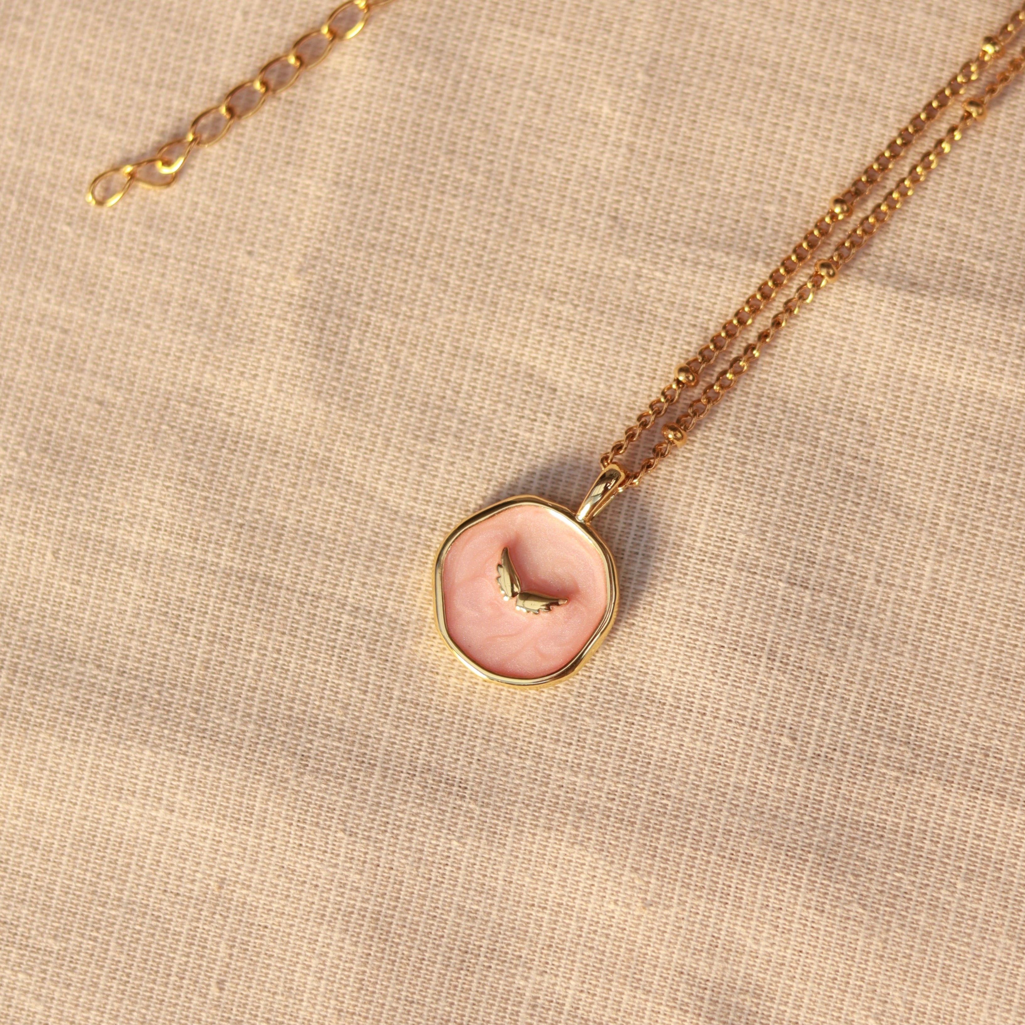 Wing of Serenity | Halskette mit Emaille Engelsflügel Anhänger | gold