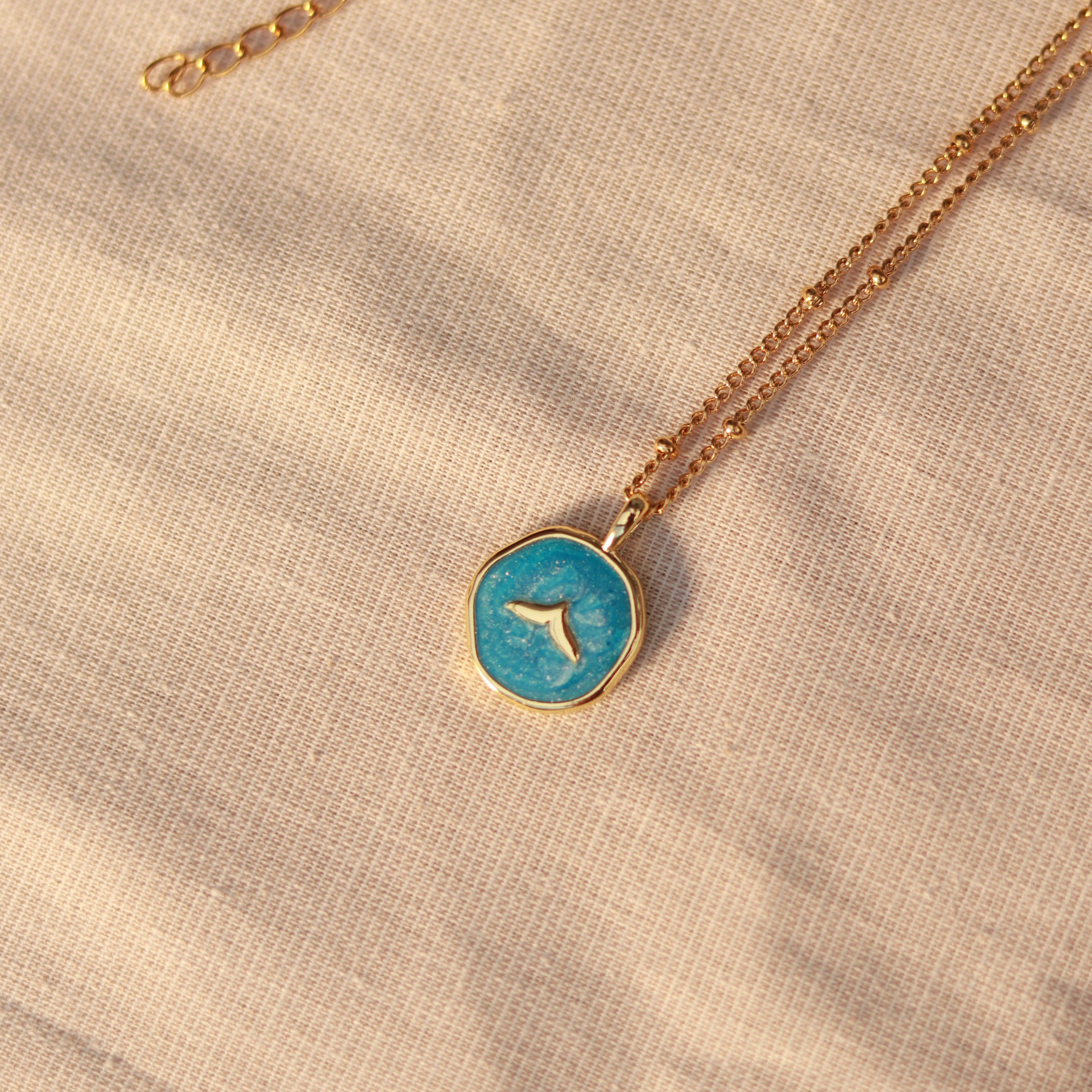 Ocean Dream | Halskette mit Emaille Anhänger Walflosse | gold