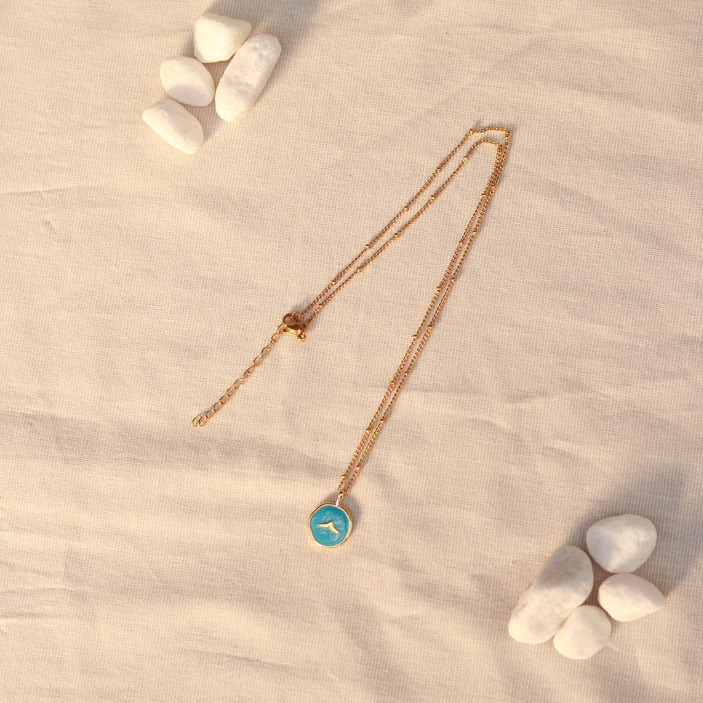 Ocean Dream | Halskette mit Emaille Anhänger Walflosse | gold