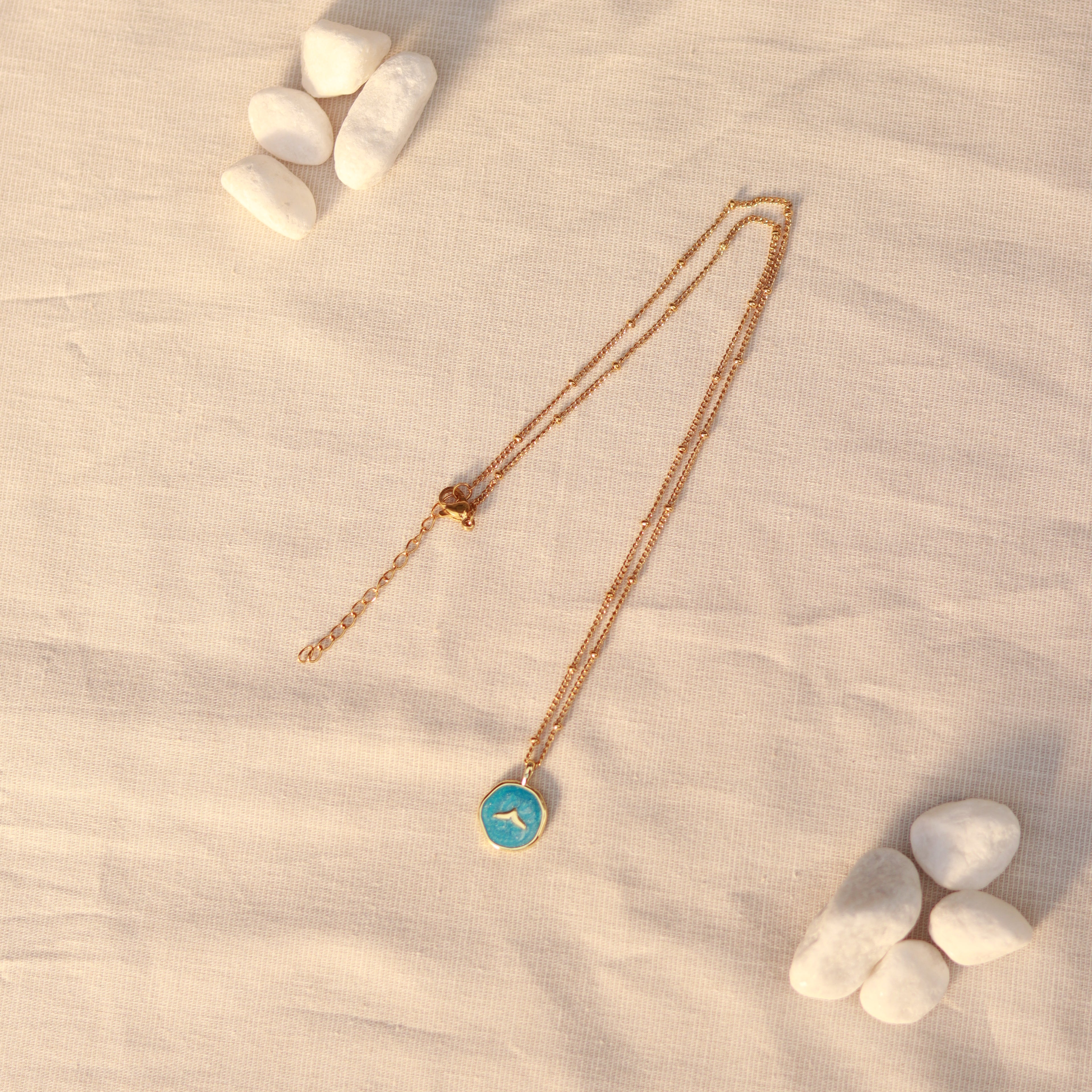 Ocean Dream | Halskette mit Emaille Anhänger Walflosse | gold