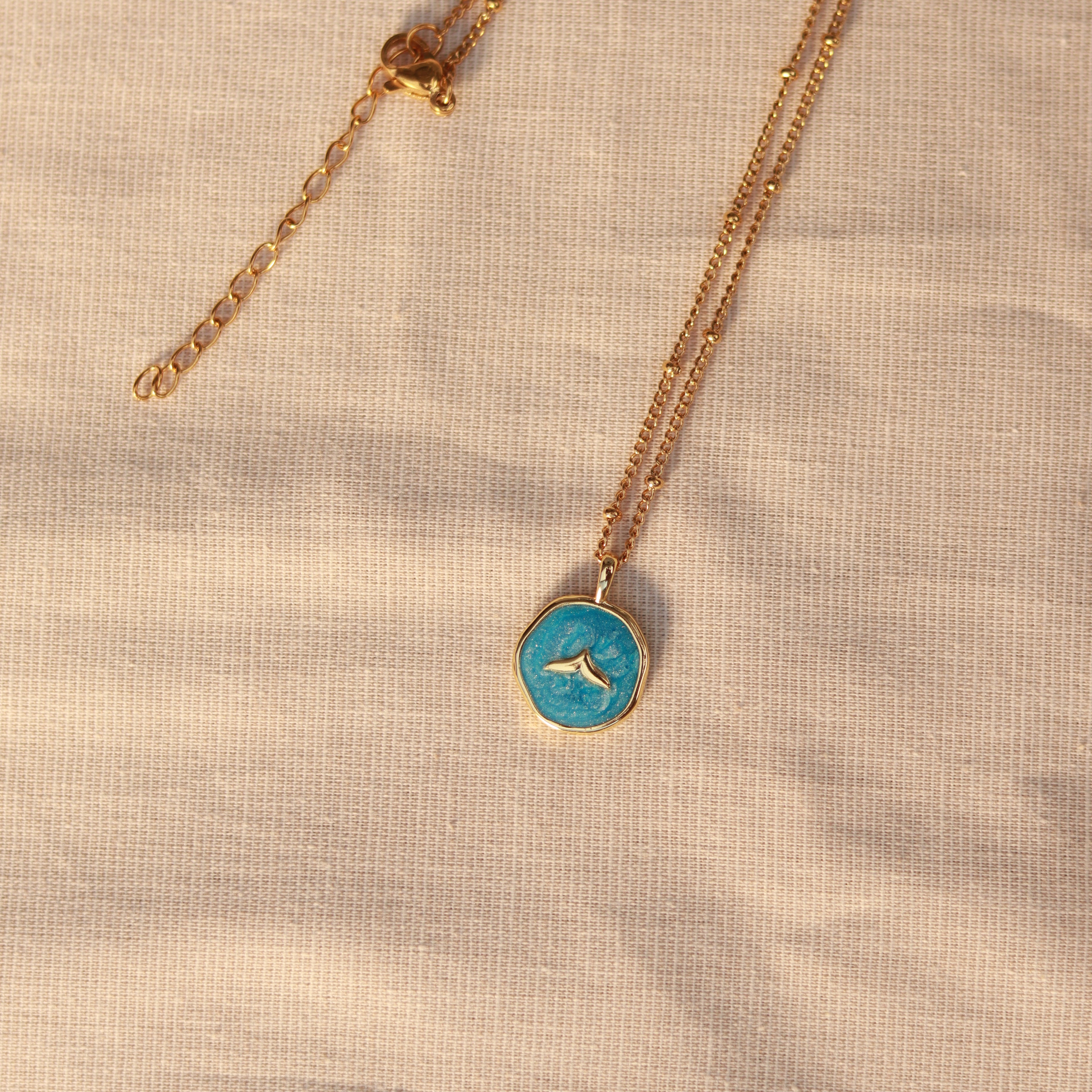 Ocean Dream | Halskette mit Emaille Anhänger Walflosse | gold