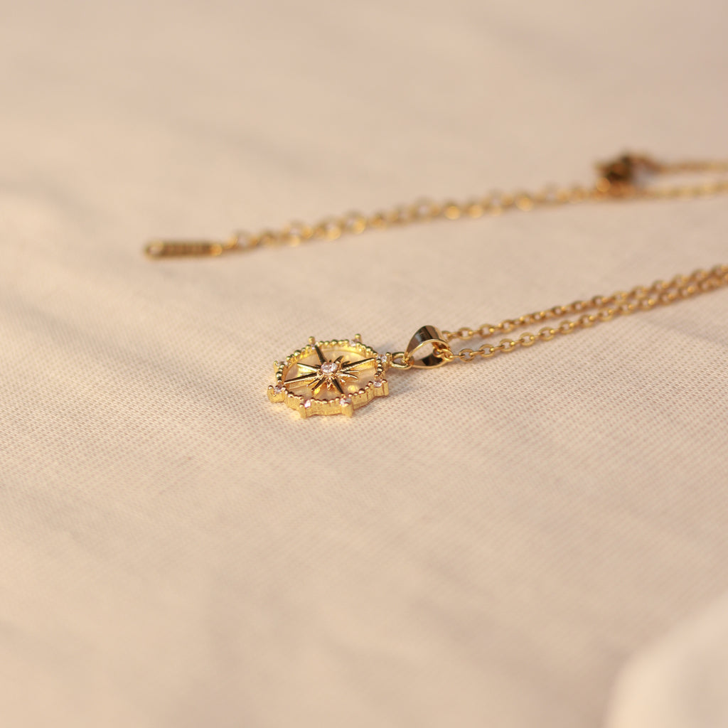 Stellar Dream | Halskette mit Emaille Stern Anhänger | gold