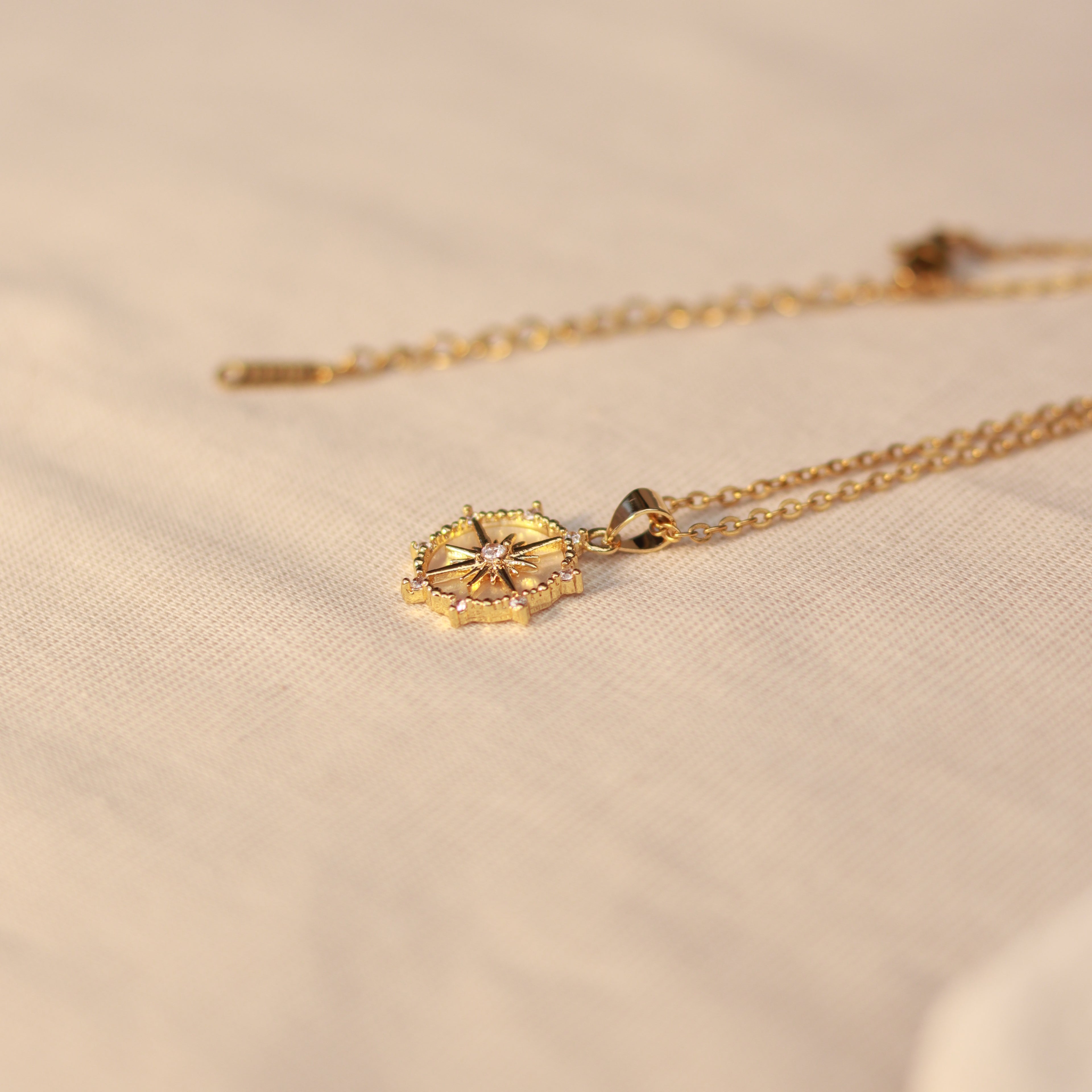 Stellar Dream | Halskette mit Emaille Stern Anhänger | gold
