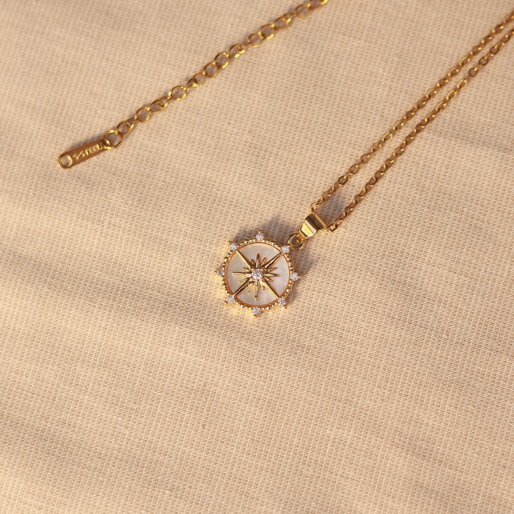 Stellar Dream | Halskette mit Emaille Stern Anhänger | gold