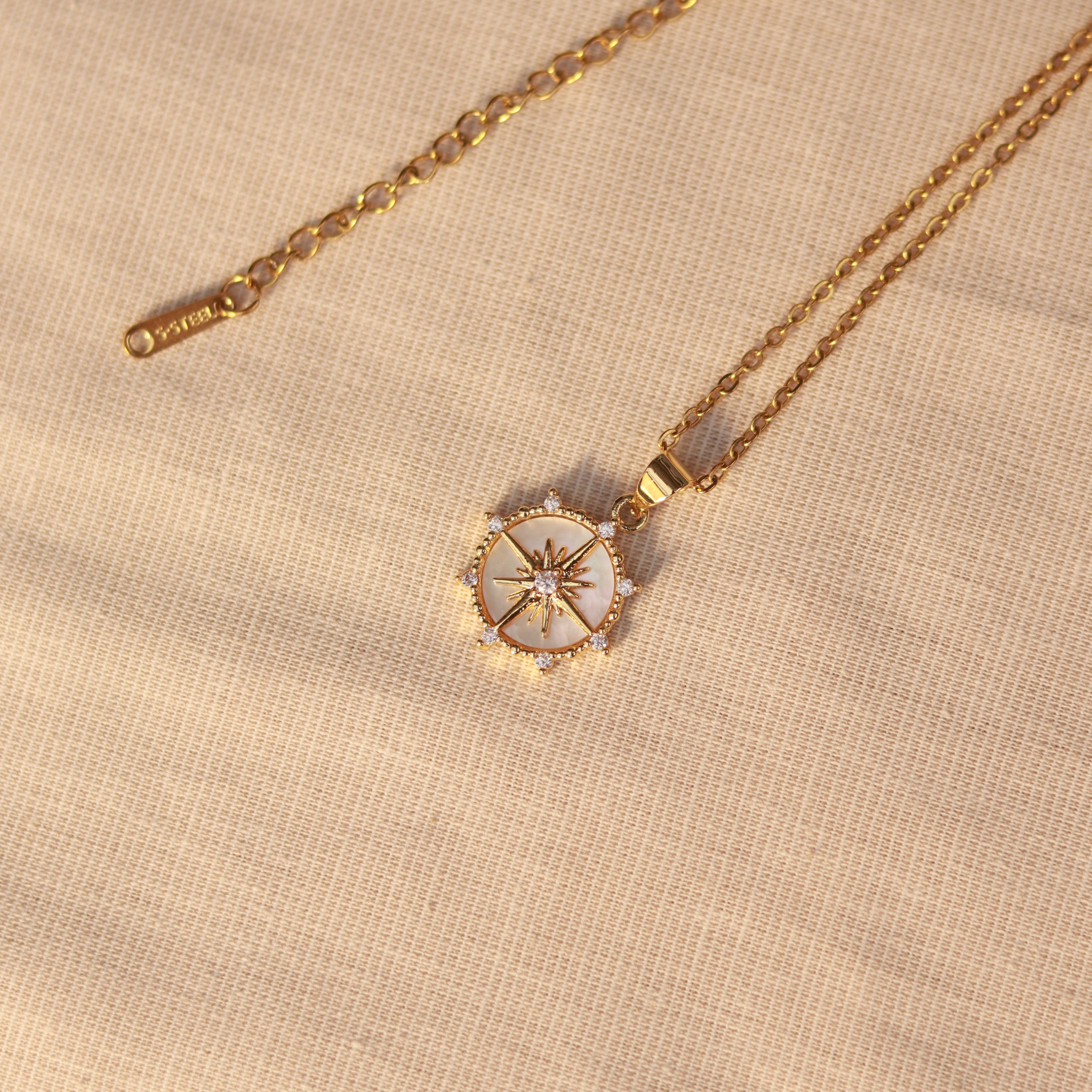 Stellar Dream | Halskette mit Emaille Stern Anhänger | gold