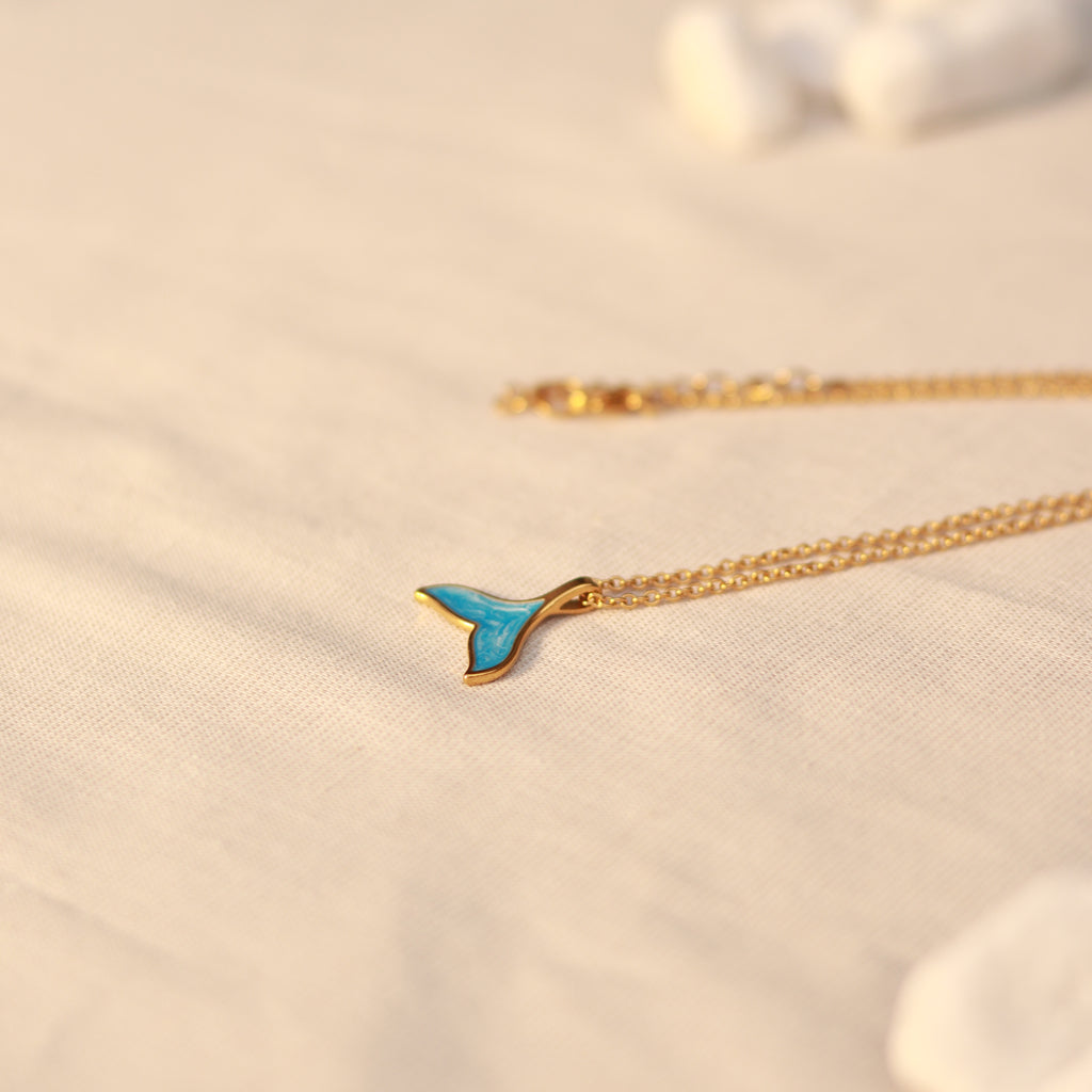 Ocean Tail | Halskette mit Emaille Walflossen Anhänger | gold
