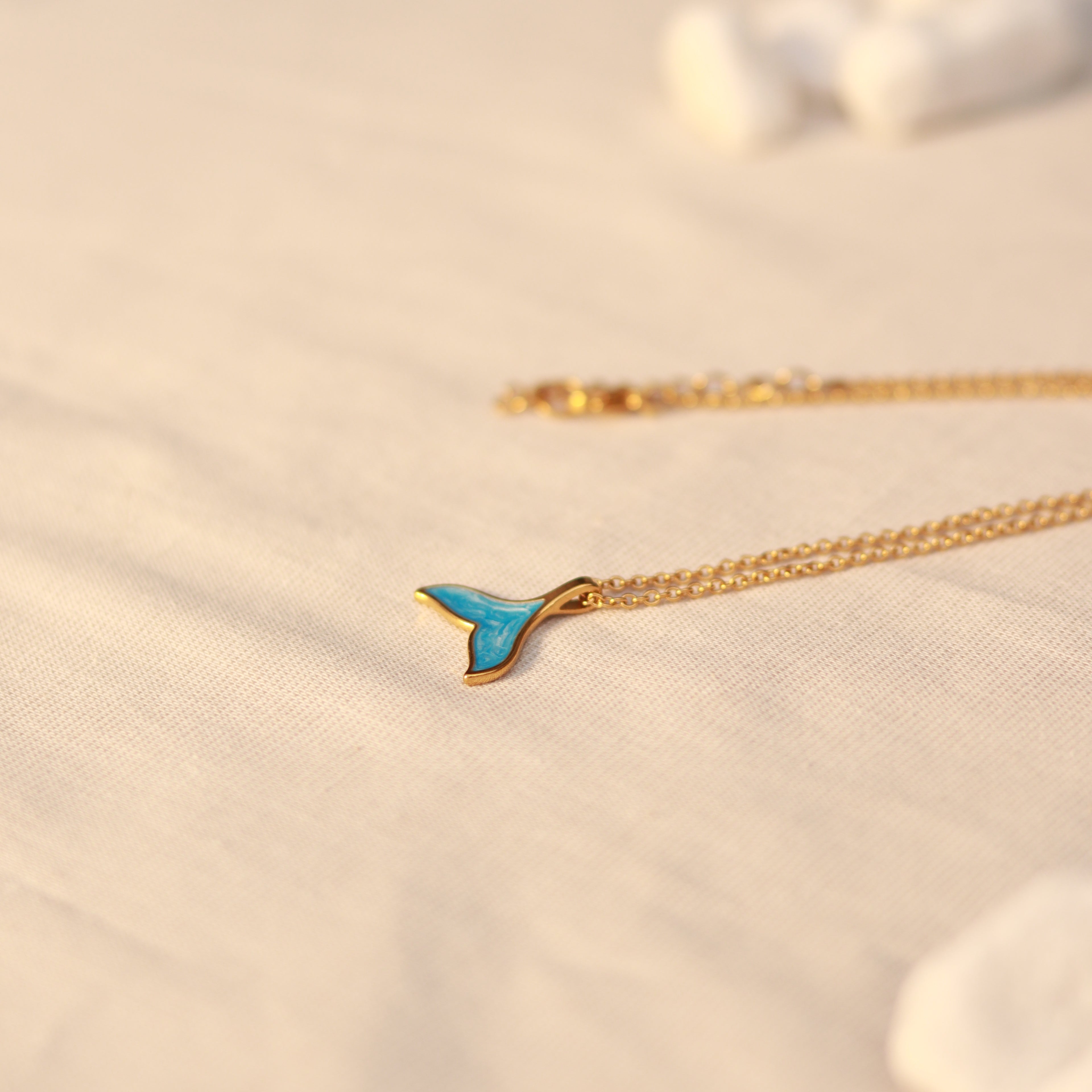 Ocean Tail | Halskette mit Emaille Walflossen Anhänger | gold