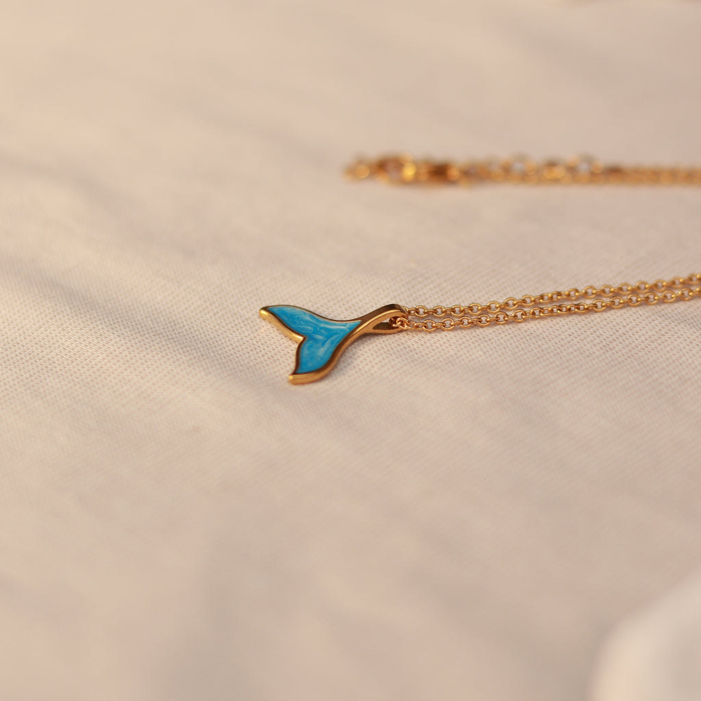 Ocean Tail | Halskette mit Emaille Walflossen Anhänger | gold