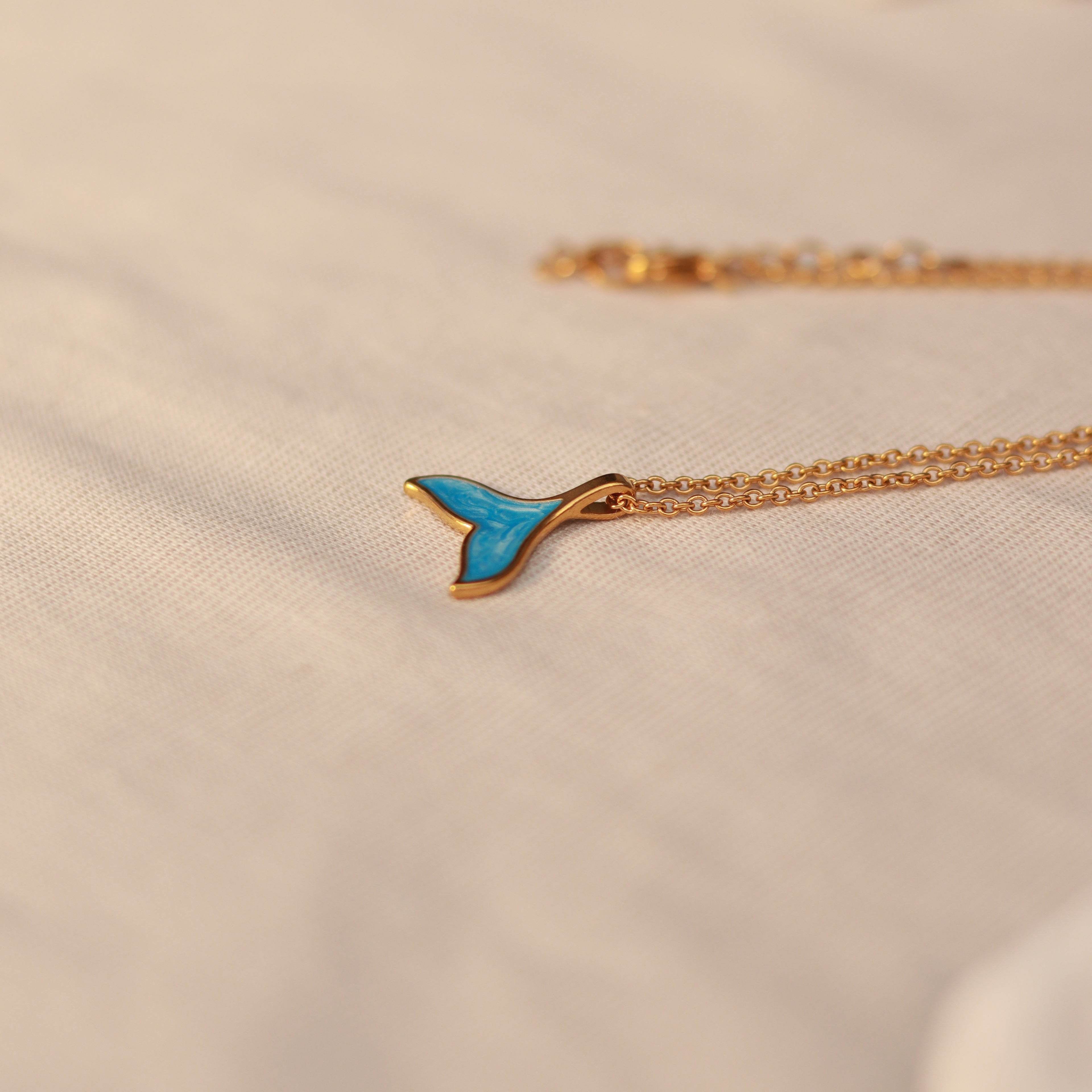 Ocean Tail | Halskette mit Emaille Walflossen Anhänger | gold