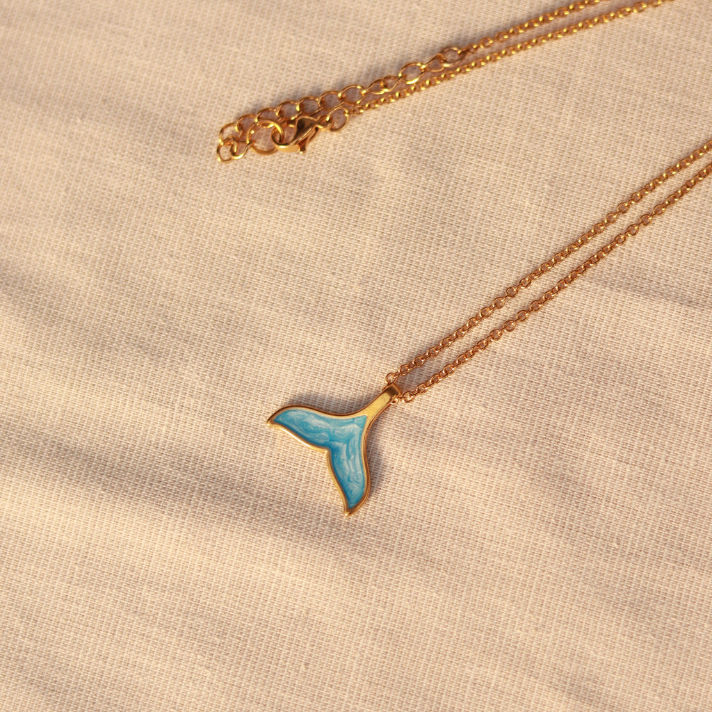 Ocean Tail | Halskette mit Emaille Walflossen Anhänger | gold