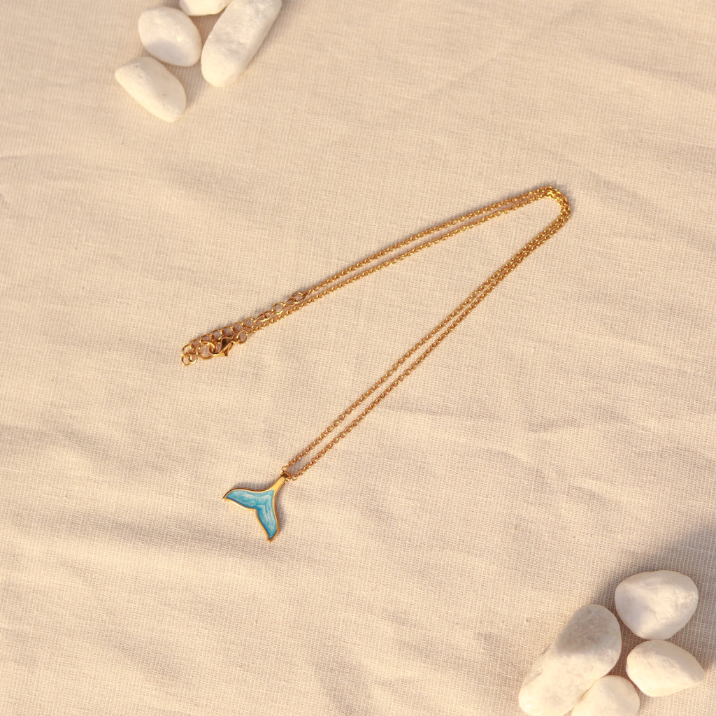 Ocean Tail | Halskette mit Emaille Walflossen Anhänger | gold