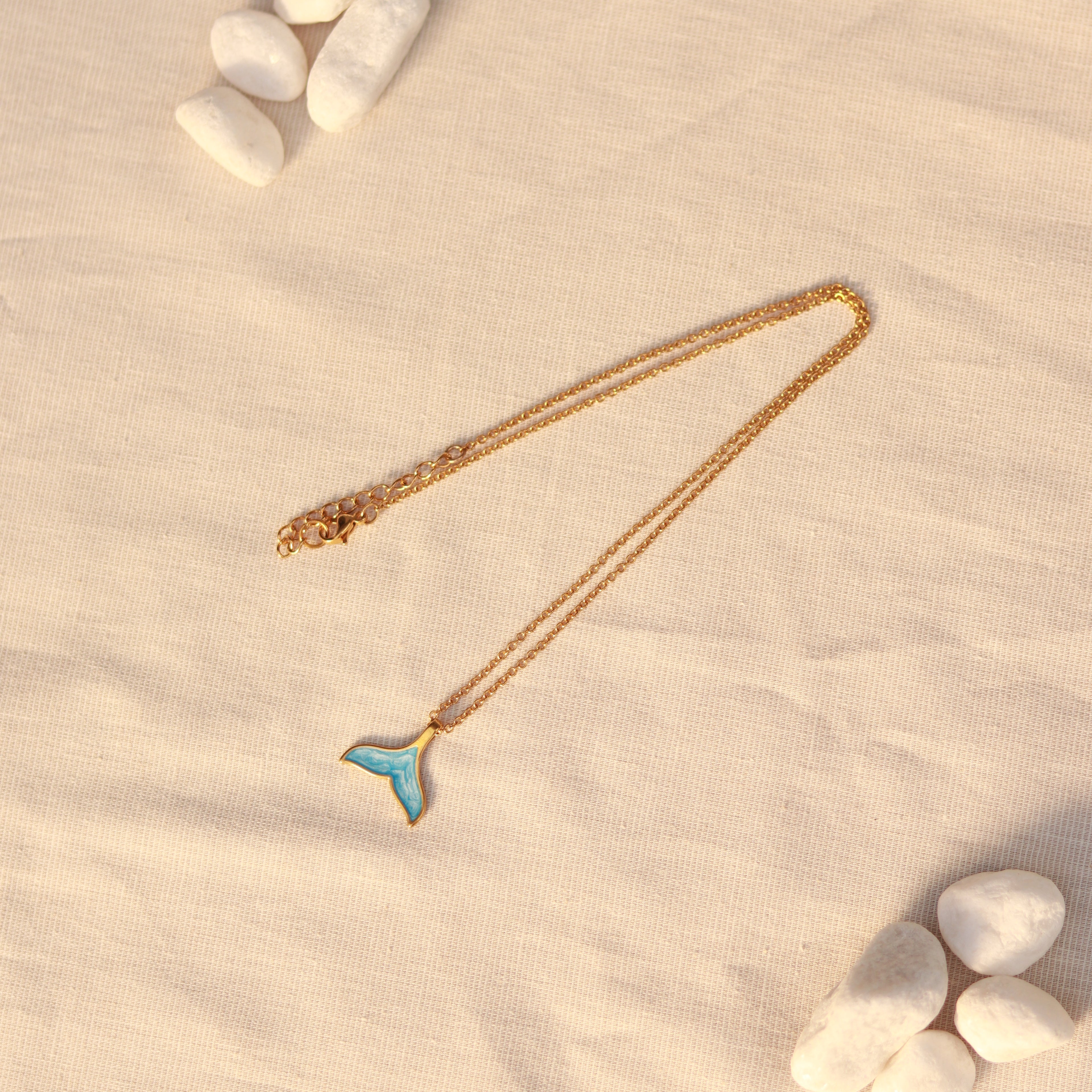 Ocean Tail | Halskette mit Emaille Walflossen Anhänger | gold