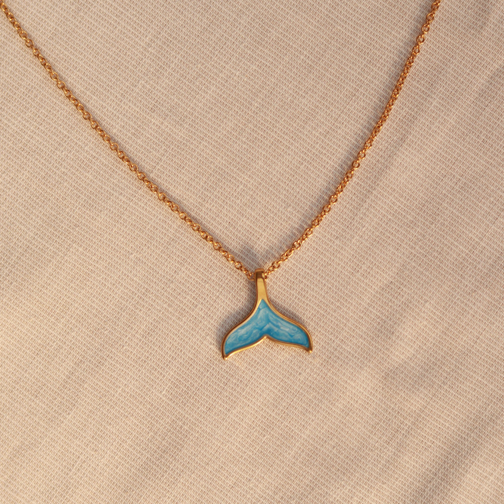Ocean Tail | Halskette mit Emaille Walflossen Anhänger | gold