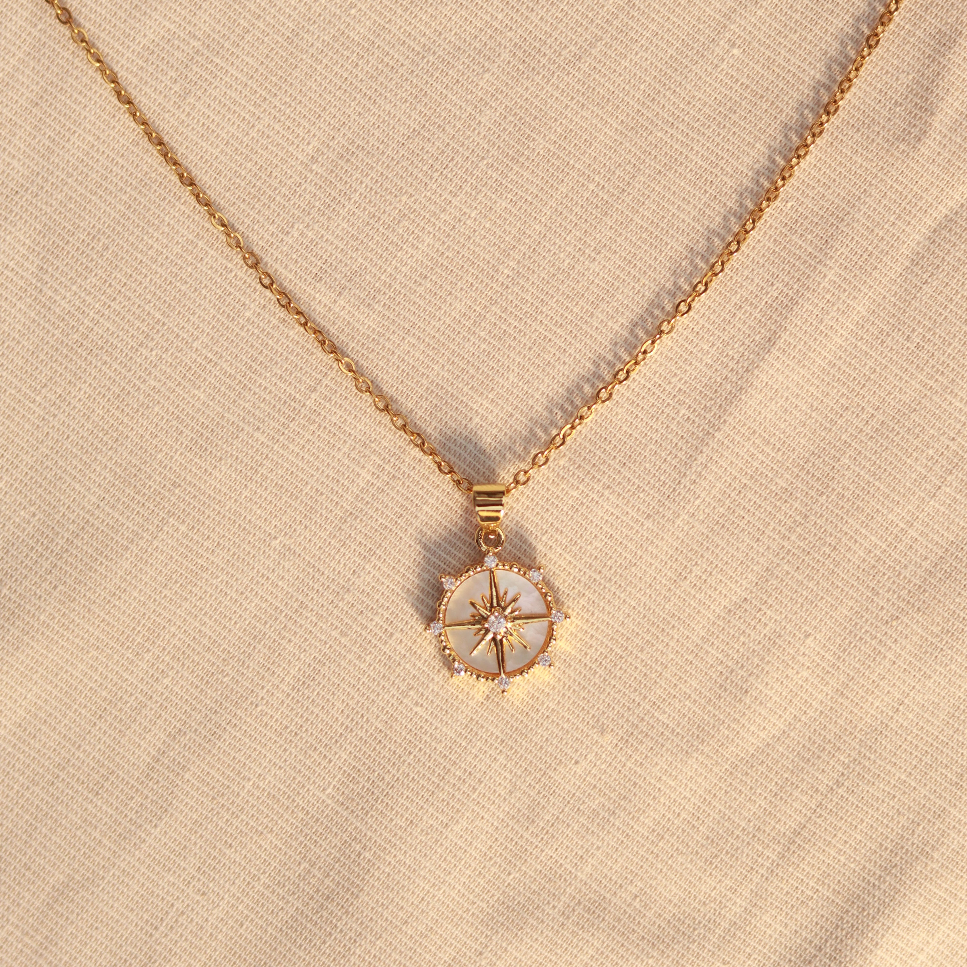 Stellar Dream | Halskette mit Emaille Stern Anhänger | gold