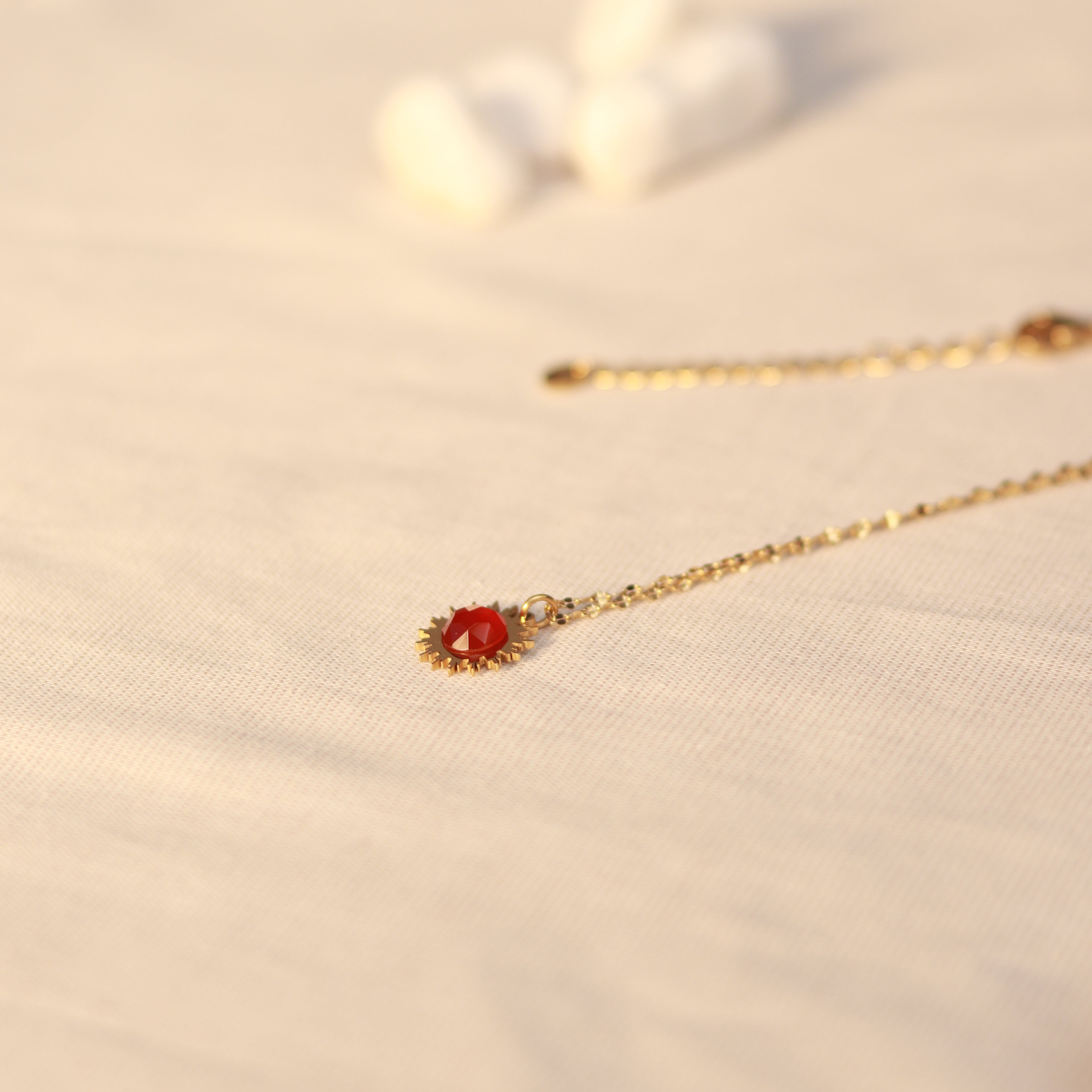 Sunlit Glow | Halskette mit rotem Achat Anhänger | gold | rot