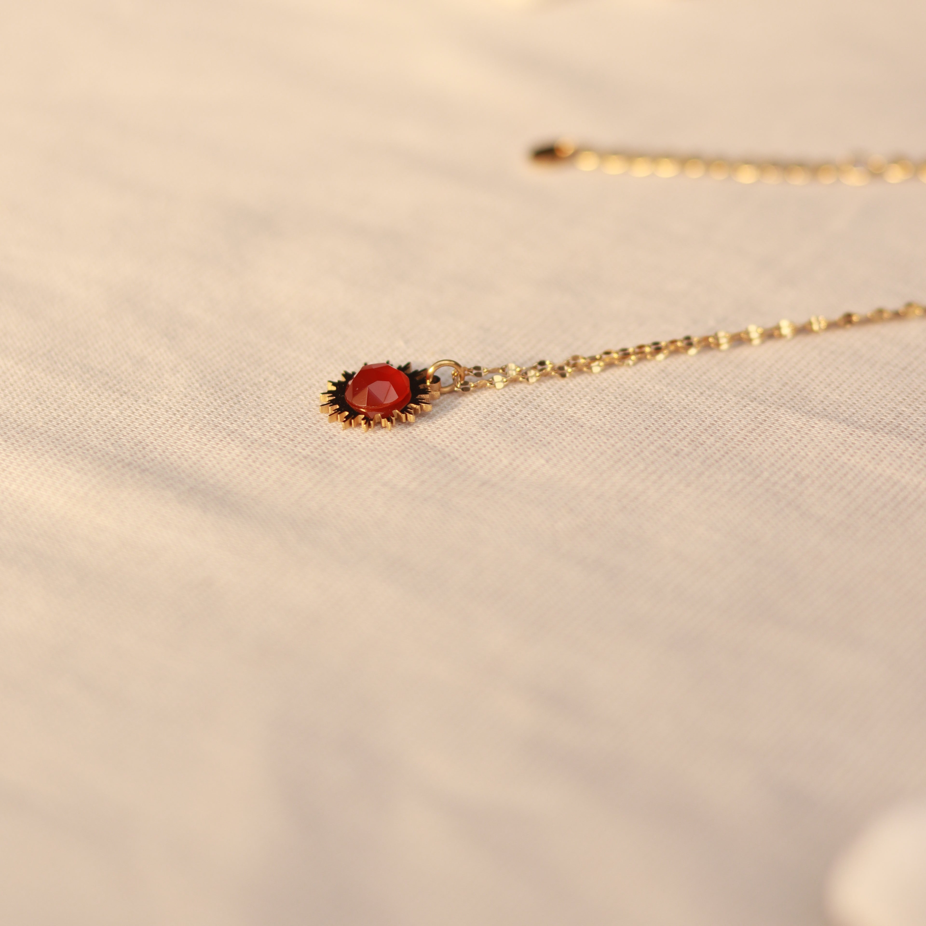 Sunlit Glow | Halskette mit rotem Achat Anhänger | gold | rot