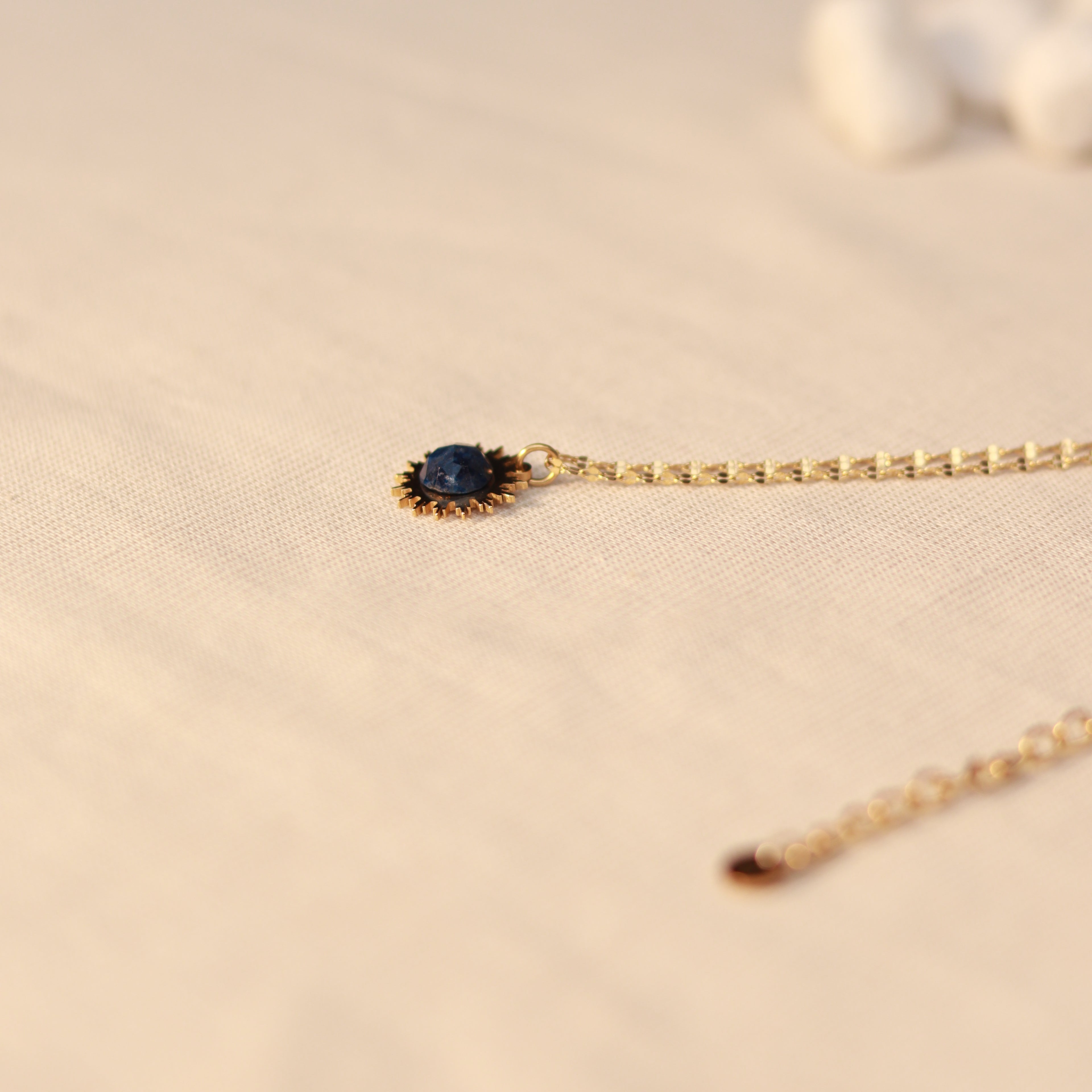 Solar Glow | Halskette mit Sodalith Naturstein Anhänger | gold | dunkelblau