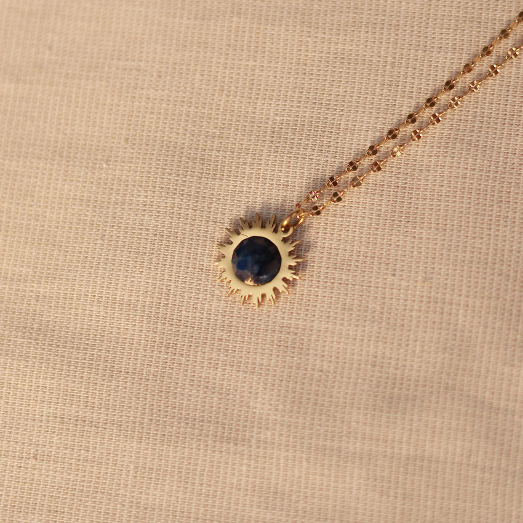 Solar Glow | Halskette mit Sodalith Naturstein Anhänger | gold | dunkelblau