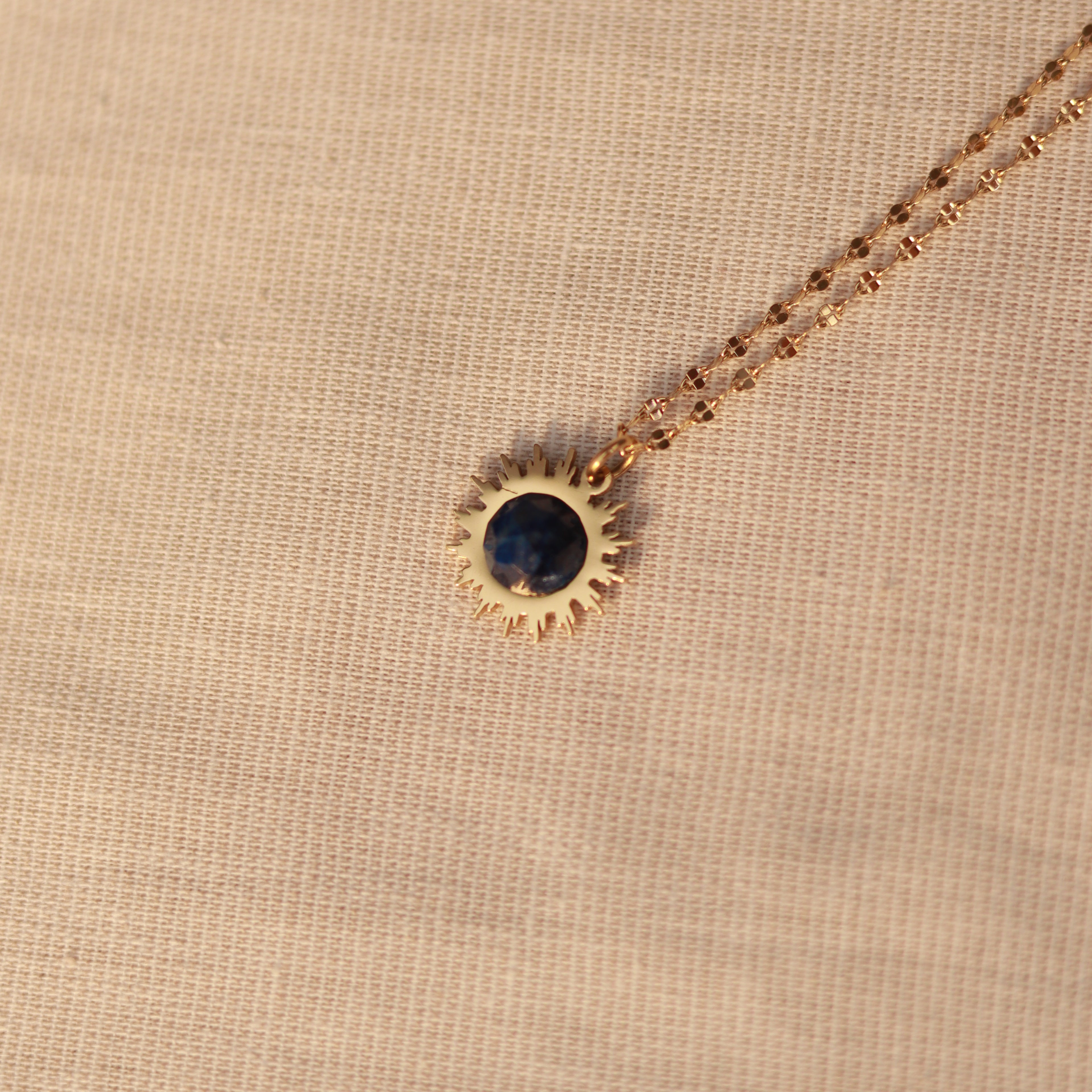 Solar Glow | Halskette mit Sodalith Naturstein Anhänger | gold | dunkelblau